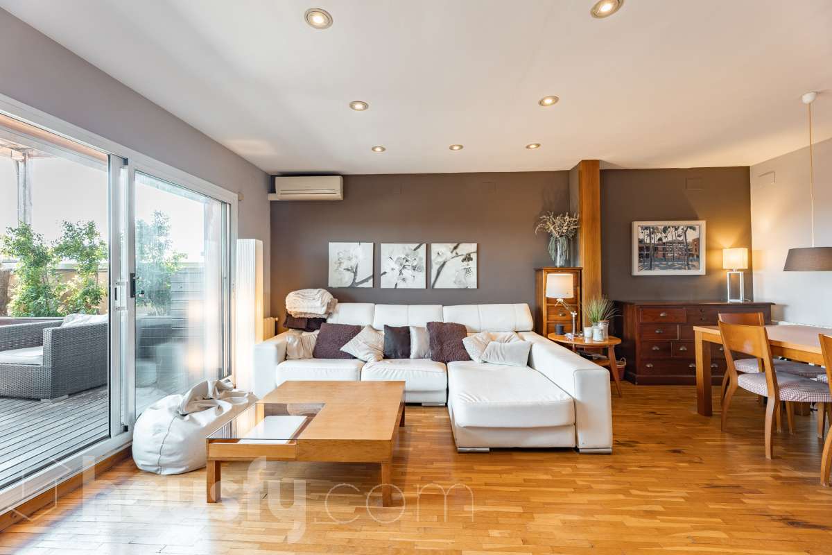 Housfy vende 🏡 fabuloso ático ubicado en Vilafranca del Penedès, el cuál consta de 200m2 útiles (verificados con la Dirección General de Catastro). Construido en el año: 1977. Distribución de estancias -Salón-comedor -4 Dormitorios -2 Baños -Cocina equipada Características específicas -Cédula de habitabilidad -Ascensor -Armario -Aire acondicionado -Trastero -Amueblado -Calefacción -Electrodomésticos -Gres/cerámica -Terraza -Chimenea Zona y entorno Respecto a la ubicación, se sitúa en Vilafranca del Penedès, municipio de Barcelona. Esta propiedad se encuentra cerca de transporte público, colegios, supermercados y farmacias. Aviso legal El precio de venta no incluye gastos de la compraventa como notaría, registro, impuestos, ni tampoco honorarios agencia. Esta publicación no es vinculante. Consulta siempre la nota simple con Housfy antes de formalizar la compraventa. Sobre nosotros Housfy es la plataforma integral de servicios inmobiliarios. Nuestra combinación de expertos y tecnología pone al alcance de todo el mundo servicios cómodos, claros y seguros. AICAT número: 7922. Nos encargamos de la gestión y asesoramiento de la compra. ¡Olvídate de todo! Hacemos los trámites por ti. Y, si además necesitas financiación, ponemos a tu disposición un bróker hipotecario para ayudarte a conseguir las mejores condiciones para tu perfil económico. ¿Quieres visitarla? Contacta con Housfy y agenda tu visita sin compromiso. Más información en: housfy.com-5