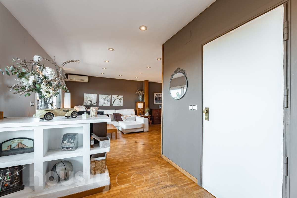 Housfy vende 🏡 fabuloso ático ubicado en Vilafranca del Penedès, el cuál consta de 200m2 útiles (verificados con la Dirección General de Catastro). Construido en el año: 1977. Distribución de estancias -Salón-comedor -4 Dormitorios -2 Baños -Cocina equipada Características específicas -Cédula de habitabilidad -Ascensor -Armario -Aire acondicionado -Trastero -Amueblado -Calefacción -Electrodomésticos -Gres/cerámica -Terraza -Chimenea Zona y entorno Respecto a la ubicación, se sitúa en Vilafranca del Penedès, municipio de Barcelona. Esta propiedad se encuentra cerca de transporte público, colegios, supermercados y farmacias. Aviso legal El precio de venta no incluye gastos de la compraventa como notaría, registro, impuestos, ni tampoco honorarios agencia. Esta publicación no es vinculante. Consulta siempre la nota simple con Housfy antes de formalizar la compraventa. Sobre nosotros Housfy es la plataforma integral de servicios inmobiliarios. Nuestra combinación de expertos y tecnología pone al alcance de todo el mundo servicios cómodos, claros y seguros. AICAT número: 7922. Nos encargamos de la gestión y asesoramiento de la compra. ¡Olvídate de todo! Hacemos los trámites por ti. Y, si además necesitas financiación, ponemos a tu disposición un bróker hipotecario para ayudarte a conseguir las mejores condiciones para tu perfil económico. ¿Quieres visitarla? Contacta con Housfy y agenda tu visita sin compromiso. Más información en: housfy.com-8