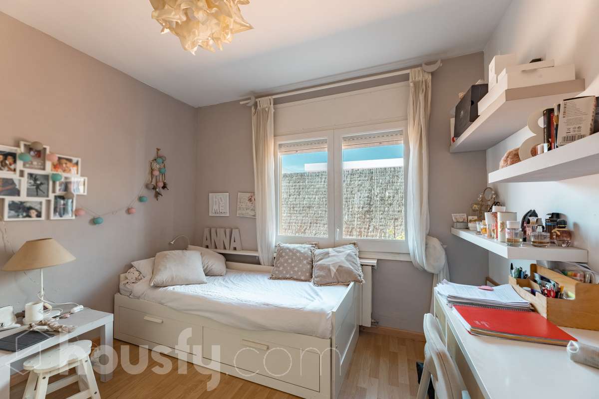 Housfy vende 🏡 fabuloso ático ubicado en Vilafranca del Penedès, el cuál consta de 200m2 útiles (verificados con la Dirección General de Catastro). Construido en el año: 1977. Distribución de estancias -Salón-comedor -4 Dormitorios -2 Baños -Cocina equipada Características específicas -Cédula de habitabilidad -Ascensor -Armario -Aire acondicionado -Trastero -Amueblado -Calefacción -Electrodomésticos -Gres/cerámica -Terraza -Chimenea Zona y entorno Respecto a la ubicación, se sitúa en Vilafranca del Penedès, municipio de Barcelona. Esta propiedad se encuentra cerca de transporte público, colegios, supermercados y farmacias. Aviso legal El precio de venta no incluye gastos de la compraventa como notaría, registro, impuestos, ni tampoco honorarios agencia. Esta publicación no es vinculante. Consulta siempre la nota simple con Housfy antes de formalizar la compraventa. Sobre nosotros Housfy es la plataforma integral de servicios inmobiliarios. Nuestra combinación de expertos y tecnología pone al alcance de todo el mundo servicios cómodos, claros y seguros. AICAT número: 7922. Nos encargamos de la gestión y asesoramiento de la compra. ¡Olvídate de todo! Hacemos los trámites por ti. Y, si además necesitas financiación, ponemos a tu disposición un bróker hipotecario para ayudarte a conseguir las mejores condiciones para tu perfil económico. ¿Quieres visitarla? Contacta con Housfy y agenda tu visita sin compromiso. Más información en: housfy.com-11