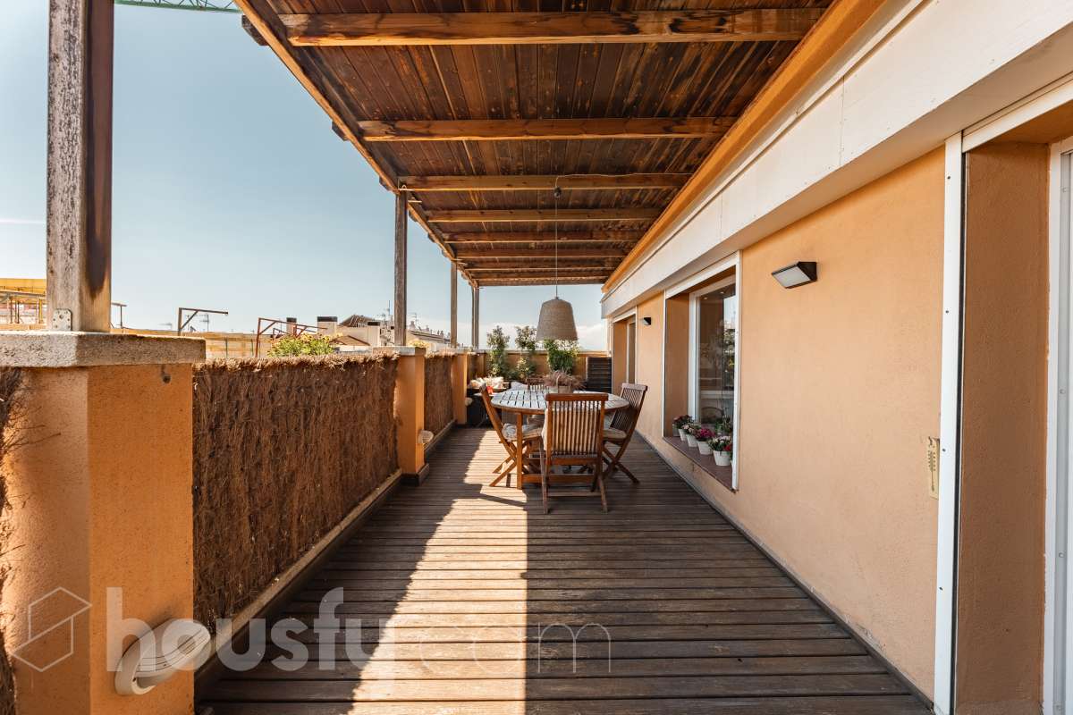 Housfy vende 🏡 fabuloso ático ubicado en Vilafranca del Penedès, el cuál consta de 200m2 útiles (verificados con la Dirección General de Catastro). Construido en el año: 1977. Distribución de estancias -Salón-comedor -4 Dormitorios -2 Baños -Cocina equipada Características específicas -Cédula de habitabilidad -Ascensor -Armario -Aire acondicionado -Trastero -Amueblado -Calefacción -Electrodomésticos -Gres/cerámica -Terraza -Chimenea Zona y entorno Respecto a la ubicación, se sitúa en Vilafranca del Penedès, municipio de Barcelona. Esta propiedad se encuentra cerca de transporte público, colegios, supermercados y farmacias. Aviso legal El precio de venta no incluye gastos de la compraventa como notaría, registro, impuestos, ni tampoco honorarios agencia. Esta publicación no es vinculante. Consulta siempre la nota simple con Housfy antes de formalizar la compraventa. Sobre nosotros Housfy es la plataforma integral de servicios inmobiliarios. Nuestra combinación de expertos y tecnología pone al alcance de todo el mundo servicios cómodos, claros y seguros. AICAT número: 7922. Nos encargamos de la gestión y asesoramiento de la compra. ¡Olvídate de todo! Hacemos los trámites por ti. Y, si además necesitas financiación, ponemos a tu disposición un bróker hipotecario para ayudarte a conseguir las mejores condiciones para tu perfil económico. ¿Quieres visitarla? Contacta con Housfy y agenda tu visita sin compromiso. Más información en: housfy.com-31