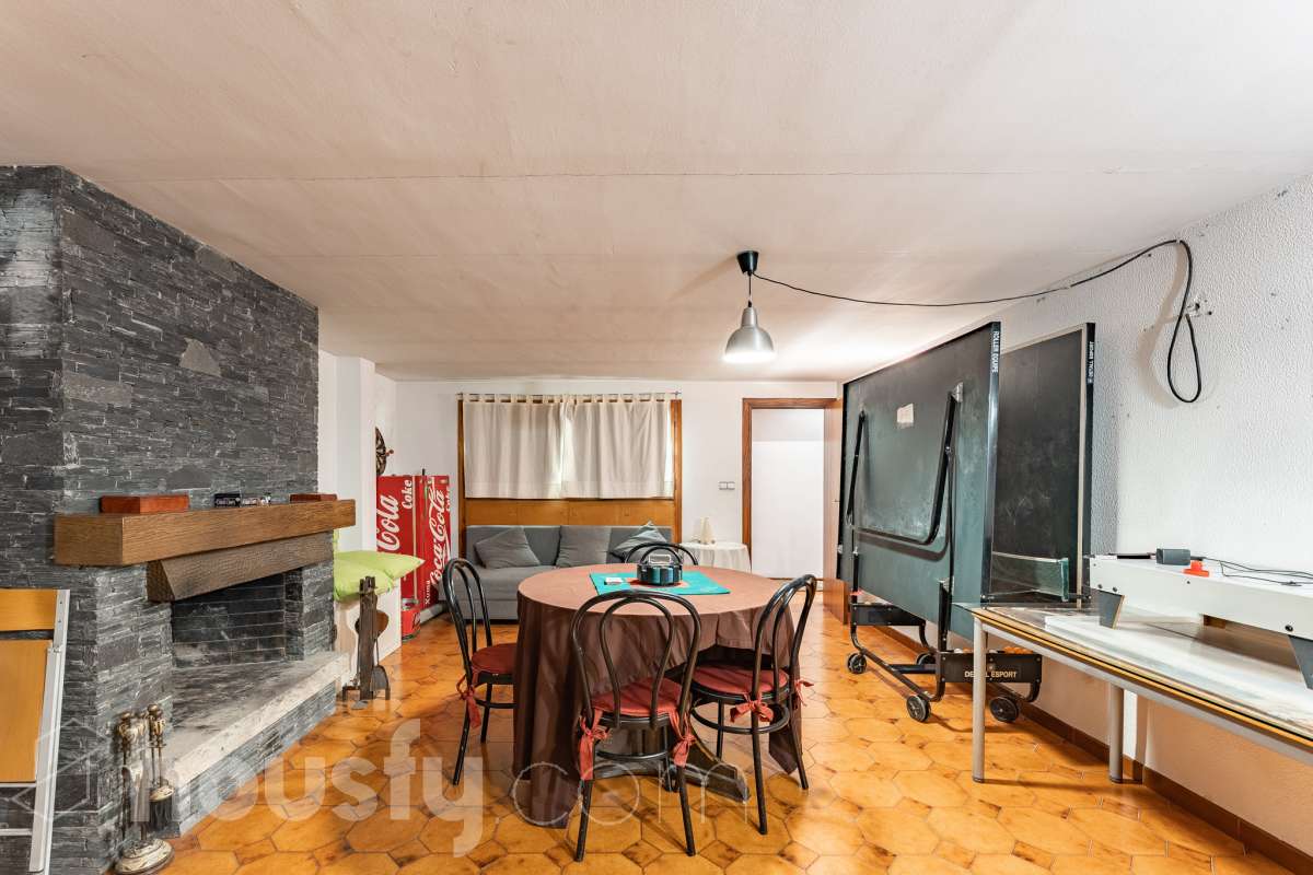 Housfy vende 🏡 fabuloso ático ubicado en Vilafranca del Penedès, el cuál consta de 200m2 útiles (verificados con la Dirección General de Catastro). Construido en el año: 1977. Distribución de estancias -Salón-comedor -4 Dormitorios -2 Baños -Cocina equipada Características específicas -Cédula de habitabilidad -Ascensor -Armario -Aire acondicionado -Trastero -Amueblado -Calefacción -Electrodomésticos -Gres/cerámica -Terraza -Chimenea Zona y entorno Respecto a la ubicación, se sitúa en Vilafranca del Penedès, municipio de Barcelona. Esta propiedad se encuentra cerca de transporte público, colegios, supermercados y farmacias. Aviso legal El precio de venta no incluye gastos de la compraventa como notaría, registro, impuestos, ni tampoco honorarios agencia. Esta publicación no es vinculante. Consulta siempre la nota simple con Housfy antes de formalizar la compraventa. Sobre nosotros Housfy es la plataforma integral de servicios inmobiliarios. Nuestra combinación de expertos y tecnología pone al alcance de todo el mundo servicios cómodos, claros y seguros. AICAT número: 7922. Nos encargamos de la gestión y asesoramiento de la compra. ¡Olvídate de todo! Hacemos los trámites por ti. Y, si además necesitas financiación, ponemos a tu disposición un bróker hipotecario para ayudarte a conseguir las mejores condiciones para tu perfil económico. ¿Quieres visitarla? Contacta con Housfy y agenda tu visita sin compromiso. Más información en: housfy.com-16