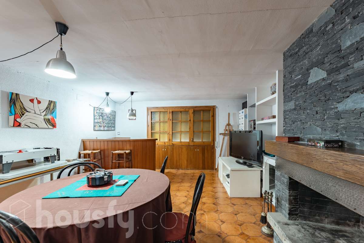 Housfy vende 🏡 fabuloso ático ubicado en Vilafranca del Penedès, el cuál consta de 200m2 útiles (verificados con la Dirección General de Catastro). Construido en el año: 1977. Distribución de estancias -Salón-comedor -4 Dormitorios -2 Baños -Cocina equipada Características específicas -Cédula de habitabilidad -Ascensor -Armario -Aire acondicionado -Trastero -Amueblado -Calefacción -Electrodomésticos -Gres/cerámica -Terraza -Chimenea Zona y entorno Respecto a la ubicación, se sitúa en Vilafranca del Penedès, municipio de Barcelona. Esta propiedad se encuentra cerca de transporte público, colegios, supermercados y farmacias. Aviso legal El precio de venta no incluye gastos de la compraventa como notaría, registro, impuestos, ni tampoco honorarios agencia. Esta publicación no es vinculante. Consulta siempre la nota simple con Housfy antes de formalizar la compraventa. Sobre nosotros Housfy es la plataforma integral de servicios inmobiliarios. Nuestra combinación de expertos y tecnología pone al alcance de todo el mundo servicios cómodos, claros y seguros. AICAT número: 7922. Nos encargamos de la gestión y asesoramiento de la compra. ¡Olvídate de todo! Hacemos los trámites por ti. Y, si además necesitas financiación, ponemos a tu disposición un bróker hipotecario para ayudarte a conseguir las mejores condiciones para tu perfil económico. ¿Quieres visitarla? Contacta con Housfy y agenda tu visita sin compromiso. Más información en: housfy.com-18