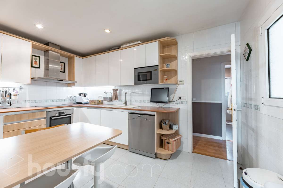 Housfy vende 🏡 fabuloso ático ubicado en Vilafranca del Penedès, el cuál consta de 200m2 útiles (verificados con la Dirección General de Catastro). Construido en el año: 1977. Distribución de estancias -Salón-comedor -4 Dormitorios -2 Baños -Cocina equipada Características específicas -Cédula de habitabilidad -Ascensor -Armario -Aire acondicionado -Trastero -Amueblado -Calefacción -Electrodomésticos -Gres/cerámica -Terraza -Chimenea Zona y entorno Respecto a la ubicación, se sitúa en Vilafranca del Penedès, municipio de Barcelona. Esta propiedad se encuentra cerca de transporte público, colegios, supermercados y farmacias. Aviso legal El precio de venta no incluye gastos de la compraventa como notaría, registro, impuestos, ni tampoco honorarios agencia. Esta publicación no es vinculante. Consulta siempre la nota simple con Housfy antes de formalizar la compraventa. Sobre nosotros Housfy es la plataforma integral de servicios inmobiliarios. Nuestra combinación de expertos y tecnología pone al alcance de todo el mundo servicios cómodos, claros y seguros. AICAT número: 7922. Nos encargamos de la gestión y asesoramiento de la compra. ¡Olvídate de todo! Hacemos los trámites por ti. Y, si además necesitas financiación, ponemos a tu disposición un bróker hipotecario para ayudarte a conseguir las mejores condiciones para tu perfil económico. ¿Quieres visitarla? Contacta con Housfy y agenda tu visita sin compromiso. Más información en: housfy.com-23