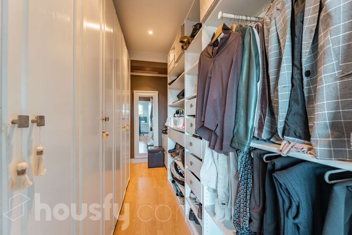 Housfy vende 🏡 fabuloso ático ubicado en Vilafranca del Penedès, el cuál consta de 200m2 útiles (verificados con la Dirección General de Catastro). Construido en el año: 1977. Distribución de estancias -Salón-comedor -4 Dormitorios -2 Baños -Cocina equipada Características específicas -Cédula de habitabilidad -Ascensor -Armario -Aire acondicionado -Trastero -Amueblado -Calefacción -Electrodomésticos -Gres/cerámica -Terraza -Chimenea Zona y entorno Respecto a la ubicación, se sitúa en Vilafranca del Penedès, municipio de Barcelona. Esta propiedad se encuentra cerca de transporte público, colegios, supermercados y farmacias. Aviso legal El precio de venta no incluye gastos de la compraventa como notaría, registro, impuestos, ni tampoco honorarios agencia. Esta publicación no es vinculante. Consulta siempre la nota simple con Housfy antes de formalizar la compraventa. Sobre nosotros Housfy es la plataforma integral de servicios inmobiliarios. Nuestra combinación de expertos y tecnología pone al alcance de todo el mundo servicios cómodos, claros y seguros. AICAT número: 7922. Nos encargamos de la gestión y asesoramiento de la compra. ¡Olvídate de todo! Hacemos los trámites por ti. Y, si además necesitas financiación, ponemos a tu disposición un bróker hipotecario para ayudarte a conseguir las mejores condiciones para tu perfil económico. ¿Quieres visitarla? Contacta con Housfy y agenda tu visita sin compromiso. Más información en: housfy.com-37