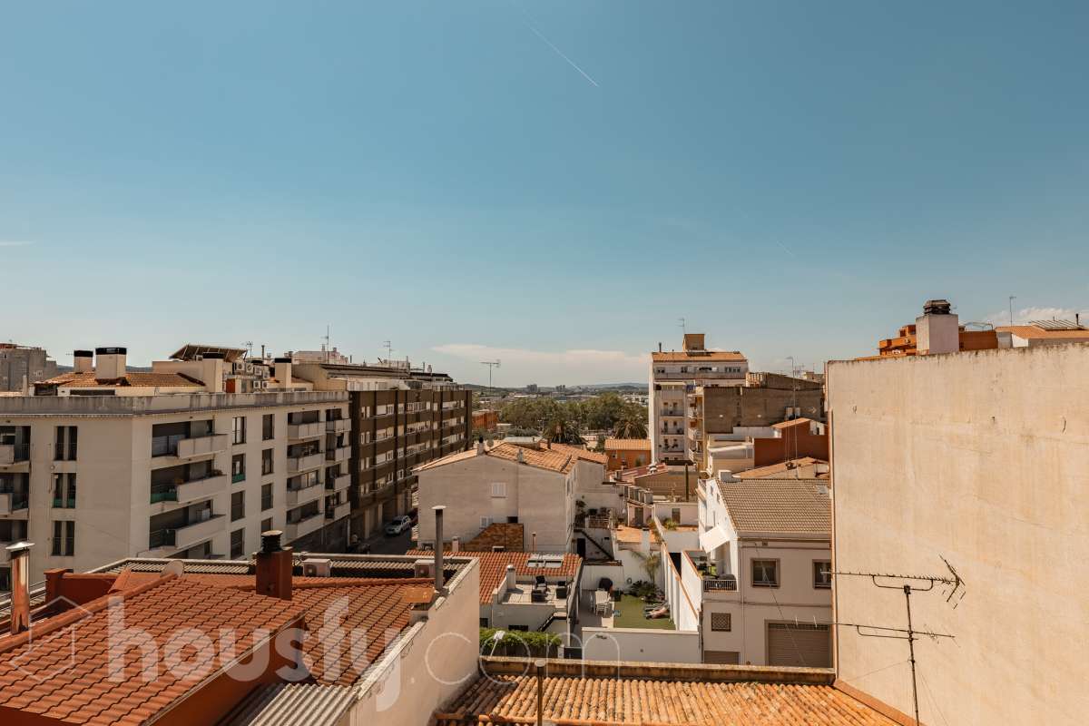 Housfy vende 🏡 fabuloso ático ubicado en Vilafranca del Penedès, el cuál consta de 200m2 útiles (verificados con la Dirección General de Catastro). Construido en el año: 1977. Distribución de estancias -Salón-comedor -4 Dormitorios -2 Baños -Cocina equipada Características específicas -Cédula de habitabilidad -Ascensor -Armario -Aire acondicionado -Trastero -Amueblado -Calefacción -Electrodomésticos -Gres/cerámica -Terraza -Chimenea Zona y entorno Respecto a la ubicación, se sitúa en Vilafranca del Penedès, municipio de Barcelona. Esta propiedad se encuentra cerca de transporte público, colegios, supermercados y farmacias. Aviso legal El precio de venta no incluye gastos de la compraventa como notaría, registro, impuestos, ni tampoco honorarios agencia. Esta publicación no es vinculante. Consulta siempre la nota simple con Housfy antes de formalizar la compraventa. Sobre nosotros Housfy es la plataforma integral de servicios inmobiliarios. Nuestra combinación de expertos y tecnología pone al alcance de todo el mundo servicios cómodos, claros y seguros. AICAT número: 7922. Nos encargamos de la gestión y asesoramiento de la compra. ¡Olvídate de todo! Hacemos los trámites por ti. Y, si además necesitas financiación, ponemos a tu disposición un bróker hipotecario para ayudarte a conseguir las mejores condiciones para tu perfil económico. ¿Quieres visitarla? Contacta con Housfy y agenda tu visita sin compromiso. Más información en: housfy.com-38