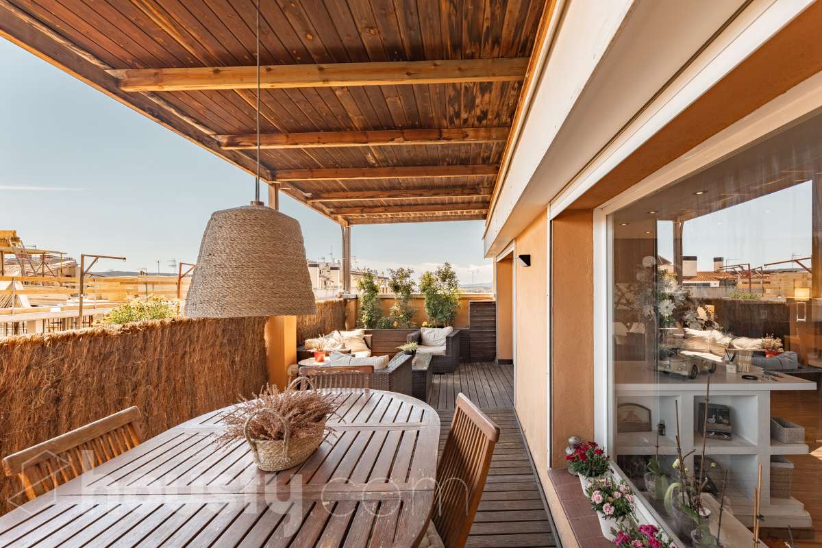 Housfy vende 🏡 fabuloso ático ubicado en Vilafranca del Penedès, el cuál consta de 200m2 útiles (verificados con la Dirección General de Catastro). Construido en el año: 1977. Distribución de estancias -Salón-comedor -4 Dormitorios -2 Baños -Cocina equipada Características específicas -Cédula de habitabilidad -Ascensor -Armario -Aire acondicionado -Trastero -Amueblado -Calefacción -Electrodomésticos -Gres/cerámica -Terraza -Chimenea Zona y entorno Respecto a la ubicación, se sitúa en Vilafranca del Penedès, municipio de Barcelona. Esta propiedad se encuentra cerca de transporte público, colegios, supermercados y farmacias. Aviso legal El precio de venta no incluye gastos de la compraventa como notaría, registro, impuestos, ni tampoco honorarios agencia. Esta publicación no es vinculante. Consulta siempre la nota simple con Housfy antes de formalizar la compraventa. Sobre nosotros Housfy es la plataforma integral de servicios inmobiliarios. Nuestra combinación de expertos y tecnología pone al alcance de todo el mundo servicios cómodos, claros y seguros. AICAT número: 7922. Nos encargamos de la gestión y asesoramiento de la compra. ¡Olvídate de todo! Hacemos los trámites por ti. Y, si además necesitas financiación, ponemos a tu disposición un bróker hipotecario para ayudarte a conseguir las mejores condiciones para tu perfil económico. ¿Quieres visitarla? Contacta con Housfy y agenda tu visita sin compromiso. Más información en: housfy.com-32
