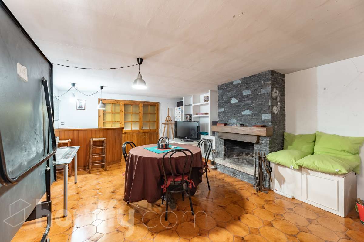 Housfy vende 🏡 fabuloso ático ubicado en Vilafranca del Penedès, el cuál consta de 200m2 útiles (verificados con la Dirección General de Catastro). Construido en el año: 1977. Distribución de estancias -Salón-comedor -4 Dormitorios -2 Baños -Cocina equipada Características específicas -Cédula de habitabilidad -Ascensor -Armario -Aire acondicionado -Trastero -Amueblado -Calefacción -Electrodomésticos -Gres/cerámica -Terraza -Chimenea Zona y entorno Respecto a la ubicación, se sitúa en Vilafranca del Penedès, municipio de Barcelona. Esta propiedad se encuentra cerca de transporte público, colegios, supermercados y farmacias. Aviso legal El precio de venta no incluye gastos de la compraventa como notaría, registro, impuestos, ni tampoco honorarios agencia. Esta publicación no es vinculante. Consulta siempre la nota simple con Housfy antes de formalizar la compraventa. Sobre nosotros Housfy es la plataforma integral de servicios inmobiliarios. Nuestra combinación de expertos y tecnología pone al alcance de todo el mundo servicios cómodos, claros y seguros. AICAT número: 7922. Nos encargamos de la gestión y asesoramiento de la compra. ¡Olvídate de todo! Hacemos los trámites por ti. Y, si además necesitas financiación, ponemos a tu disposición un bróker hipotecario para ayudarte a conseguir las mejores condiciones para tu perfil económico. ¿Quieres visitarla? Contacta con Housfy y agenda tu visita sin compromiso. Más información en: housfy.com-17