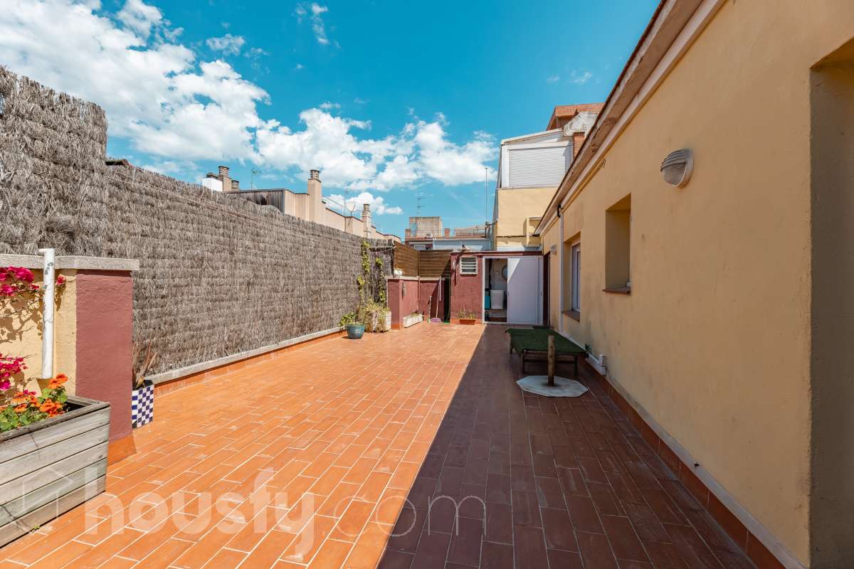 Housfy vende 🏡 fabuloso ático ubicado en Vilafranca del Penedès, el cuál consta de 200m2 útiles (verificados con la Dirección General de Catastro). Construido en el año: 1977. Distribución de estancias -Salón-comedor -4 Dormitorios -2 Baños -Cocina equipada Características específicas -Cédula de habitabilidad -Ascensor -Armario -Aire acondicionado -Trastero -Amueblado -Calefacción -Electrodomésticos -Gres/cerámica -Terraza -Chimenea Zona y entorno Respecto a la ubicación, se sitúa en Vilafranca del Penedès, municipio de Barcelona. Esta propiedad se encuentra cerca de transporte público, colegios, supermercados y farmacias. Aviso legal El precio de venta no incluye gastos de la compraventa como notaría, registro, impuestos, ni tampoco honorarios agencia. Esta publicación no es vinculante. Consulta siempre la nota simple con Housfy antes de formalizar la compraventa. Sobre nosotros Housfy es la plataforma integral de servicios inmobiliarios. Nuestra combinación de expertos y tecnología pone al alcance de todo el mundo servicios cómodos, claros y seguros. AICAT número: 7922. Nos encargamos de la gestión y asesoramiento de la compra. ¡Olvídate de todo! Hacemos los trámites por ti. Y, si además necesitas financiación, ponemos a tu disposición un bróker hipotecario para ayudarte a conseguir las mejores condiciones para tu perfil económico. ¿Quieres visitarla? Contacta con Housfy y agenda tu visita sin compromiso. Más información en: housfy.com-36