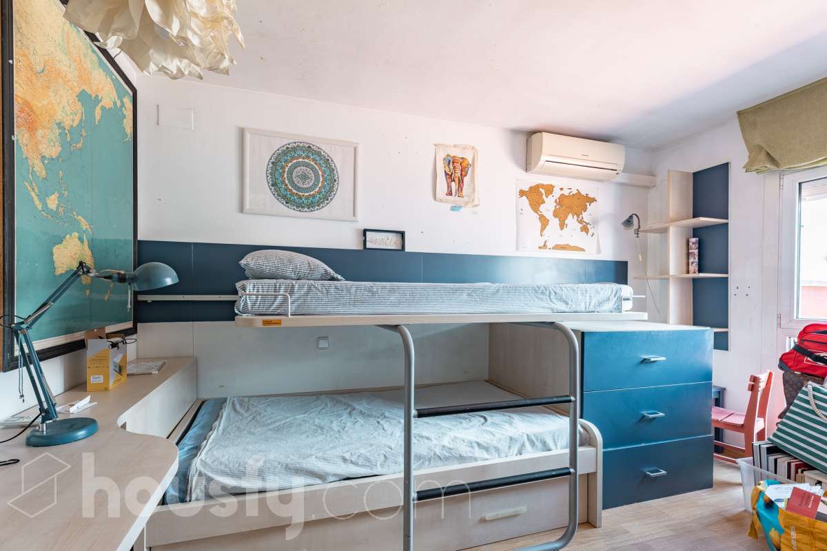 Housfy vende 🏡 fabuloso ático ubicado en Vilafranca del Penedès, el cuál consta de 200m2 útiles (verificados con la Dirección General de Catastro). Construido en el año: 1977. Distribución de estancias -Salón-comedor -4 Dormitorios -2 Baños -Cocina equipada Características específicas -Cédula de habitabilidad -Ascensor -Armario -Aire acondicionado -Trastero -Amueblado -Calefacción -Electrodomésticos -Gres/cerámica -Terraza -Chimenea Zona y entorno Respecto a la ubicación, se sitúa en Vilafranca del Penedès, municipio de Barcelona. Esta propiedad se encuentra cerca de transporte público, colegios, supermercados y farmacias. Aviso legal El precio de venta no incluye gastos de la compraventa como notaría, registro, impuestos, ni tampoco honorarios agencia. Esta publicación no es vinculante. Consulta siempre la nota simple con Housfy antes de formalizar la compraventa. Sobre nosotros Housfy es la plataforma integral de servicios inmobiliarios. Nuestra combinación de expertos y tecnología pone al alcance de todo el mundo servicios cómodos, claros y seguros. AICAT número: 7922. Nos encargamos de la gestión y asesoramiento de la compra. ¡Olvídate de todo! Hacemos los trámites por ti. Y, si además necesitas financiación, ponemos a tu disposición un bróker hipotecario para ayudarte a conseguir las mejores condiciones para tu perfil económico. ¿Quieres visitarla? Contacta con Housfy y agenda tu visita sin compromiso. Más información en: housfy.com-14