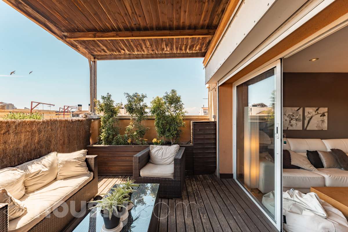 Housfy vende 🏡 fabuloso ático ubicado en Vilafranca del Penedès, el cuál consta de 200m2 útiles (verificados con la Dirección General de Catastro). Construido en el año: 1977. Distribución de estancias -Salón-comedor -4 Dormitorios -2 Baños -Cocina equipada Características específicas -Cédula de habitabilidad -Ascensor -Armario -Aire acondicionado -Trastero -Amueblado -Calefacción -Electrodomésticos -Gres/cerámica -Terraza -Chimenea Zona y entorno Respecto a la ubicación, se sitúa en Vilafranca del Penedès, municipio de Barcelona. Esta propiedad se encuentra cerca de transporte público, colegios, supermercados y farmacias. Aviso legal El precio de venta no incluye gastos de la compraventa como notaría, registro, impuestos, ni tampoco honorarios agencia. Esta publicación no es vinculante. Consulta siempre la nota simple con Housfy antes de formalizar la compraventa. Sobre nosotros Housfy es la plataforma integral de servicios inmobiliarios. Nuestra combinación de expertos y tecnología pone al alcance de todo el mundo servicios cómodos, claros y seguros. AICAT número: 7922. Nos encargamos de la gestión y asesoramiento de la compra. ¡Olvídate de todo! Hacemos los trámites por ti. Y, si además necesitas financiación, ponemos a tu disposición un bróker hipotecario para ayudarte a conseguir las mejores condiciones para tu perfil económico. ¿Quieres visitarla? Contacta con Housfy y agenda tu visita sin compromiso. Más información en: housfy.com-35
