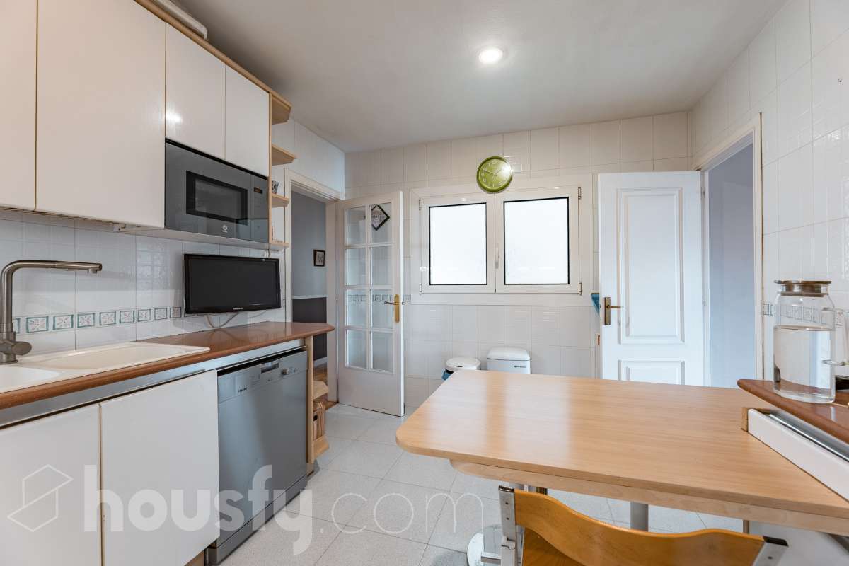 Housfy vende 🏡 fabuloso ático ubicado en Vilafranca del Penedès, el cuál consta de 200m2 útiles (verificados con la Dirección General de Catastro). Construido en el año: 1977. Distribución de estancias -Salón-comedor -4 Dormitorios -2 Baños -Cocina equipada Características específicas -Cédula de habitabilidad -Ascensor -Armario -Aire acondicionado -Trastero -Amueblado -Calefacción -Electrodomésticos -Gres/cerámica -Terraza -Chimenea Zona y entorno Respecto a la ubicación, se sitúa en Vilafranca del Penedès, municipio de Barcelona. Esta propiedad se encuentra cerca de transporte público, colegios, supermercados y farmacias. Aviso legal El precio de venta no incluye gastos de la compraventa como notaría, registro, impuestos, ni tampoco honorarios agencia. Esta publicación no es vinculante. Consulta siempre la nota simple con Housfy antes de formalizar la compraventa. Sobre nosotros Housfy es la plataforma integral de servicios inmobiliarios. Nuestra combinación de expertos y tecnología pone al alcance de todo el mundo servicios cómodos, claros y seguros. AICAT número: 7922. Nos encargamos de la gestión y asesoramiento de la compra. ¡Olvídate de todo! Hacemos los trámites por ti. Y, si además necesitas financiación, ponemos a tu disposición un bróker hipotecario para ayudarte a conseguir las mejores condiciones para tu perfil económico. ¿Quieres visitarla? Contacta con Housfy y agenda tu visita sin compromiso. Más información en: housfy.com-21