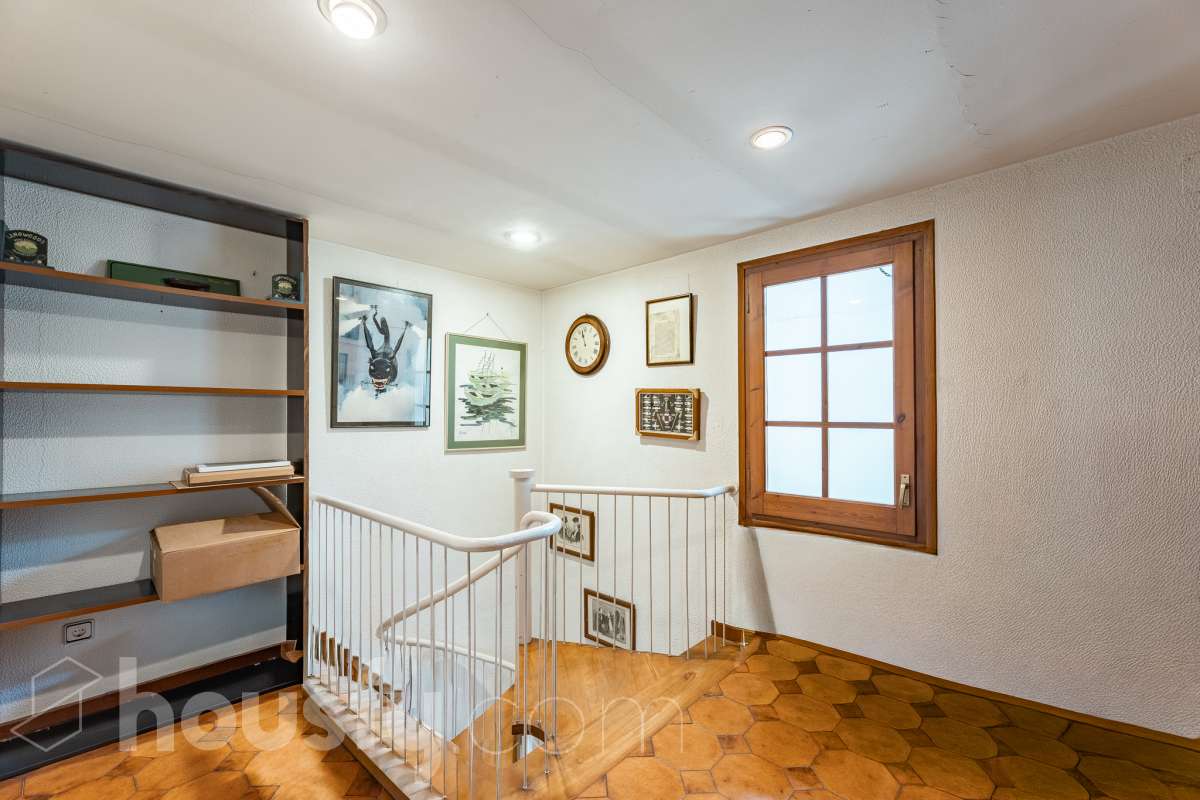 Housfy vende 🏡 fabuloso ático ubicado en Vilafranca del Penedès, el cuál consta de 200m2 útiles (verificados con la Dirección General de Catastro). Construido en el año: 1977. Distribución de estancias -Salón-comedor -4 Dormitorios -2 Baños -Cocina equipada Características específicas -Cédula de habitabilidad -Ascensor -Armario -Aire acondicionado -Trastero -Amueblado -Calefacción -Electrodomésticos -Gres/cerámica -Terraza -Chimenea Zona y entorno Respecto a la ubicación, se sitúa en Vilafranca del Penedès, municipio de Barcelona. Esta propiedad se encuentra cerca de transporte público, colegios, supermercados y farmacias. Aviso legal El precio de venta no incluye gastos de la compraventa como notaría, registro, impuestos, ni tampoco honorarios agencia. Esta publicación no es vinculante. Consulta siempre la nota simple con Housfy antes de formalizar la compraventa. Sobre nosotros Housfy es la plataforma integral de servicios inmobiliarios. Nuestra combinación de expertos y tecnología pone al alcance de todo el mundo servicios cómodos, claros y seguros. AICAT número: 7922. Nos encargamos de la gestión y asesoramiento de la compra. ¡Olvídate de todo! Hacemos los trámites por ti. Y, si además necesitas financiación, ponemos a tu disposición un bróker hipotecario para ayudarte a conseguir las mejores condiciones para tu perfil económico. ¿Quieres visitarla? Contacta con Housfy y agenda tu visita sin compromiso. Más información en: housfy.com-20