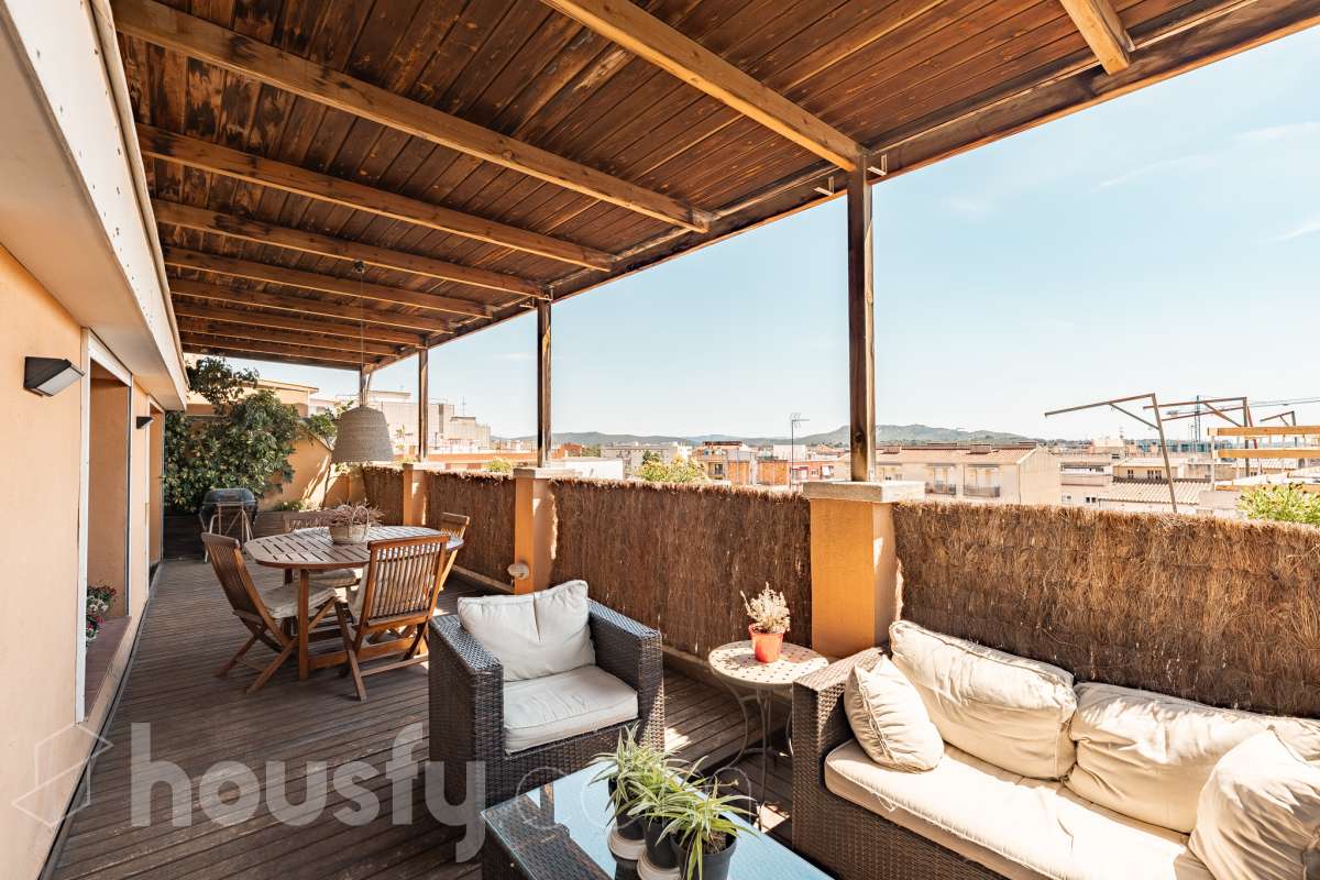 Housfy vende 🏡 fabuloso ático ubicado en Vilafranca del Penedès, el cuál consta de 200m2 útiles (verificados con la Dirección General de Catastro). Construido en el año: 1977. Distribución de estancias -Salón-comedor -4 Dormitorios -2 Baños -Cocina equipada Características específicas -Cédula de habitabilidad -Ascensor -Armario -Aire acondicionado -Trastero -Amueblado -Calefacción -Electrodomésticos -Gres/cerámica -Terraza -Chimenea Zona y entorno Respecto a la ubicación, se sitúa en Vilafranca del Penedès, municipio de Barcelona. Esta propiedad se encuentra cerca de transporte público, colegios, supermercados y farmacias. Aviso legal El precio de venta no incluye gastos de la compraventa como notaría, registro, impuestos, ni tampoco honorarios agencia. Esta publicación no es vinculante. Consulta siempre la nota simple con Housfy antes de formalizar la compraventa. Sobre nosotros Housfy es la plataforma integral de servicios inmobiliarios. Nuestra combinación de expertos y tecnología pone al alcance de todo el mundo servicios cómodos, claros y seguros. AICAT número: 7922. Nos encargamos de la gestión y asesoramiento de la compra. ¡Olvídate de todo! Hacemos los trámites por ti. Y, si además necesitas financiación, ponemos a tu disposición un bróker hipotecario para ayudarte a conseguir las mejores condiciones para tu perfil económico. ¿Quieres visitarla? Contacta con Housfy y agenda tu visita sin compromiso. Más información en: housfy.com-2