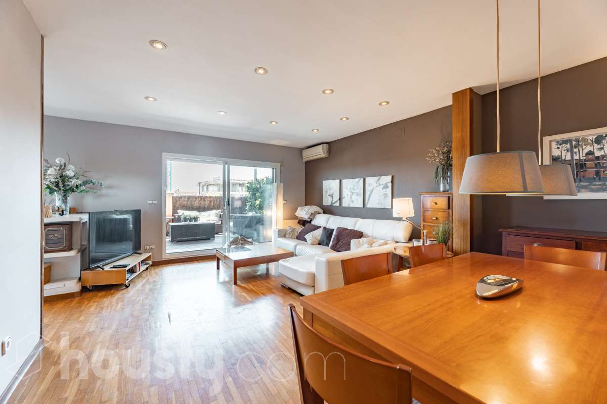 Housfy vende 🏡 fabuloso ático ubicado en Vilafranca del Penedès, el cuál consta de 200m2 útiles (verificados con la Dirección General de Catastro). Construido en el año: 1977. Distribución de estancias -Salón-comedor -4 Dormitorios -2 Baños -Cocina equipada Características específicas -Cédula de habitabilidad -Ascensor -Armario -Aire acondicionado -Trastero -Amueblado -Calefacción -Electrodomésticos -Gres/cerámica -Terraza -Chimenea Zona y entorno Respecto a la ubicación, se sitúa en Vilafranca del Penedès, municipio de Barcelona. Esta propiedad se encuentra cerca de transporte público, colegios, supermercados y farmacias. Aviso legal El precio de venta no incluye gastos de la compraventa como notaría, registro, impuestos, ni tampoco honorarios agencia. Esta publicación no es vinculante. Consulta siempre la nota simple con Housfy antes de formalizar la compraventa. Sobre nosotros Housfy es la plataforma integral de servicios inmobiliarios. Nuestra combinación de expertos y tecnología pone al alcance de todo el mundo servicios cómodos, claros y seguros. AICAT número: 7922. Nos encargamos de la gestión y asesoramiento de la compra. ¡Olvídate de todo! Hacemos los trámites por ti. Y, si además necesitas financiación, ponemos a tu disposición un bróker hipotecario para ayudarte a conseguir las mejores condiciones para tu perfil económico. ¿Quieres visitarla? Contacta con Housfy y agenda tu visita sin compromiso. Más información en: housfy.com-3