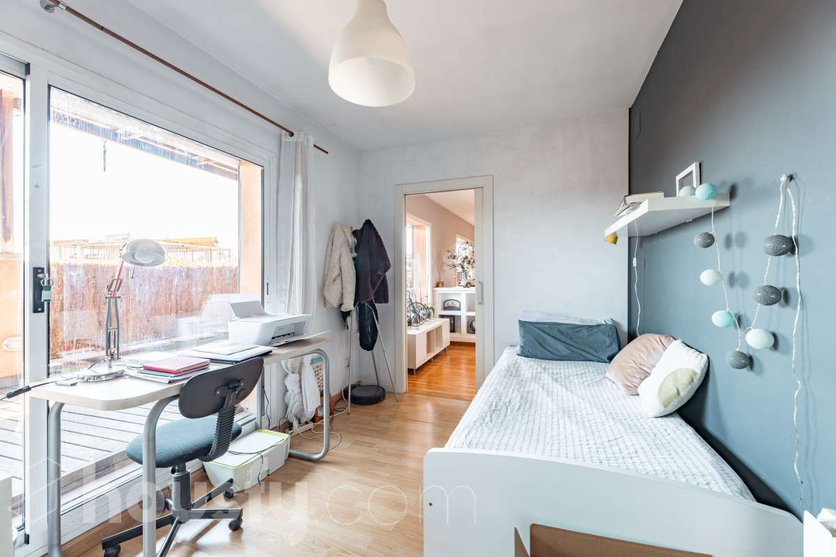 Housfy vende 🏡 fabuloso ático ubicado en Vilafranca del Penedès, el cuál consta de 200m2 útiles (verificados con la Dirección General de Catastro). Construido en el año: 1977. Distribución de estancias -Salón-comedor -4 Dormitorios -2 Baños -Cocina equipada Características específicas -Cédula de habitabilidad -Ascensor -Armario -Aire acondicionado -Trastero -Amueblado -Calefacción -Electrodomésticos -Gres/cerámica -Terraza -Chimenea Zona y entorno Respecto a la ubicación, se sitúa en Vilafranca del Penedès, municipio de Barcelona. Esta propiedad se encuentra cerca de transporte público, colegios, supermercados y farmacias. Aviso legal El precio de venta no incluye gastos de la compraventa como notaría, registro, impuestos, ni tampoco honorarios agencia. Esta publicación no es vinculante. Consulta siempre la nota simple con Housfy antes de formalizar la compraventa. Sobre nosotros Housfy es la plataforma integral de servicios inmobiliarios. Nuestra combinación de expertos y tecnología pone al alcance de todo el mundo servicios cómodos, claros y seguros. AICAT número: 7922. Nos encargamos de la gestión y asesoramiento de la compra. ¡Olvídate de todo! Hacemos los trámites por ti. Y, si además necesitas financiación, ponemos a tu disposición un bróker hipotecario para ayudarte a conseguir las mejores condiciones para tu perfil económico. ¿Quieres visitarla? Contacta con Housfy y agenda tu visita sin compromiso. Más información en: housfy.com-13