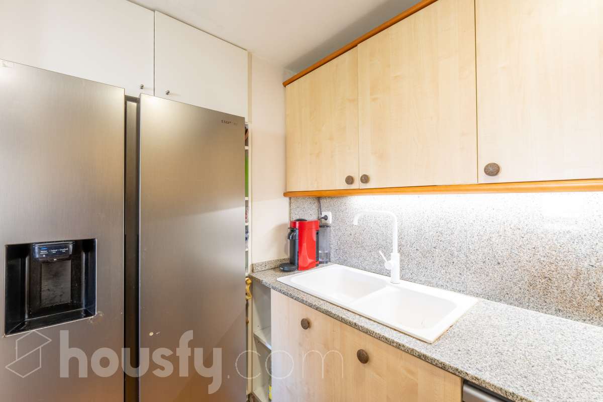 Housfy presenta este luminoso y acogedor piso ubicado en pleno corazón de Sant Joan Despí, el cuál consta de 55 m² útiles (verificados con la Dirección General de Catastro) en una finca del año 2002 con ascensor. Una vivienda optimizada al máximo, lista para entrar a vivir y concebida para ofrecer un estilo de vida práctico, cómodo y rodeado de tranquilidad. Su principal atractivo es su magnífica orientación y luminosidad: la propiedad recibe sol directo desde el mediodía hasta el atardecer. Tanto el salón-comedor como sus dos dormitorios son completamente exteriores y disfrutan de agradables vistas despejadas a la montaña, creando una atmósfera cálida y con una fantástica sensación de amplitud. La cocina independiente está totalmente equipada y aprovecha muy bien el espacio. La zona de descanso se compone de dos habitaciones (una doble y una individual), acompañadas por un baño completo. Además, para garantizar el máximo confort todo el año, la vivienda cuenta con suelos de parquet que aportan calidez, calefacción por radiadores de gas natural y sistema de aire acondicionado por bomba de calor. El piso incluye como gran valor añadido una plaza de garaje y un trastero en la misma finca, ambos con acceso directo a través del ascensor. Como broche de oro, la comunidad dispone de un espectacular recinto privado con jardín y piscina comunitaria, el lugar perfecto para desconectar a un paso de Barcelona. Ubicado en una de las mejores zonas de Sant Joan Despí, con todo tipo de comercios, servicios y excelente conexión en transporte público. ¡No dejes escapar esta oportunidad única de diseñar tu hogar a medida! Aviso legal El precio de venta no incluye gastos de la compraventa como notaría, registro e impuestos. Esta publicación no es vinculante. Consulta siempre la nota simple con Housfy antes de formalizar la compraventa. Sobre nosotros Housfy es la plataforma integral de servicios inmobiliarios. Nuestra combinación de expertos y tecnología pone al alcance de todo el mundo servicios cómodos, claros y seguros. AICAT número: 7922. Nos encargamos de la gestión y asesoramiento de la compra. ¡Olvídate de todo! Hacemos los trámites por ti. Y, si además necesitas financiación, ponemos a tu disposición un bróker hipotecario para ayudarte a conseguir las mejores condiciones para tu perfil económico. ¿Quieres visitarla? Contacta con Housfy y agenda tu visita sin compromiso. Más información en: housfy.com En cumplimiento de la Ley 8/2026 en Cataluña, el certificado de presencia o ausencia de amianto se encuentra en proceso de tramitación.-8