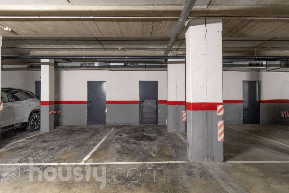 Housfy presenta este luminoso y acogedor piso ubicado en pleno corazón de Sant Joan Despí, el cuál consta de 55 m² útiles (verificados con la Dirección General de Catastro) en una finca del año 2002 con ascensor. Una vivienda optimizada al máximo, lista para entrar a vivir y concebida para ofrecer un estilo de vida práctico, cómodo y rodeado de tranquilidad. Su principal atractivo es su magnífica orientación y luminosidad: la propiedad recibe sol directo desde el mediodía hasta el atardecer. Tanto el salón-comedor como sus dos dormitorios son completamente exteriores y disfrutan de agradables vistas despejadas a la montaña, creando una atmósfera cálida y con una fantástica sensación de amplitud. La cocina independiente está totalmente equipada y aprovecha muy bien el espacio. La zona de descanso se compone de dos habitaciones (una doble y una individual), acompañadas por un baño completo. Además, para garantizar el máximo confort todo el año, la vivienda cuenta con suelos de parquet que aportan calidez, calefacción por radiadores de gas natural y sistema de aire acondicionado por bomba de calor. El piso incluye como gran valor añadido una plaza de garaje y un trastero en la misma finca, ambos con acceso directo a través del ascensor. Como broche de oro, la comunidad dispone de un espectacular recinto privado con jardín y piscina comunitaria, el lugar perfecto para desconectar a un paso de Barcelona. Ubicado en una de las mejores zonas de Sant Joan Despí, con todo tipo de comercios, servicios y excelente conexión en transporte público. ¡No dejes escapar esta oportunidad única de diseñar tu hogar a medida! Aviso legal El precio de venta no incluye gastos de la compraventa como notaría, registro e impuestos. Esta publicación no es vinculante. Consulta siempre la nota simple con Housfy antes de formalizar la compraventa. Sobre nosotros Housfy es la plataforma integral de servicios inmobiliarios. Nuestra combinación de expertos y tecnología pone al alcance de todo el mundo servicios cómodos, claros y seguros. AICAT número: 7922. Nos encargamos de la gestión y asesoramiento de la compra. ¡Olvídate de todo! Hacemos los trámites por ti. Y, si además necesitas financiación, ponemos a tu disposición un bróker hipotecario para ayudarte a conseguir las mejores condiciones para tu perfil económico. ¿Quieres visitarla? Contacta con Housfy y agenda tu visita sin compromiso. Más información en: housfy.com En cumplimiento de la Ley 8/2026 en Cataluña, el certificado de presencia o ausencia de amianto se encuentra en proceso de tramitación.-25