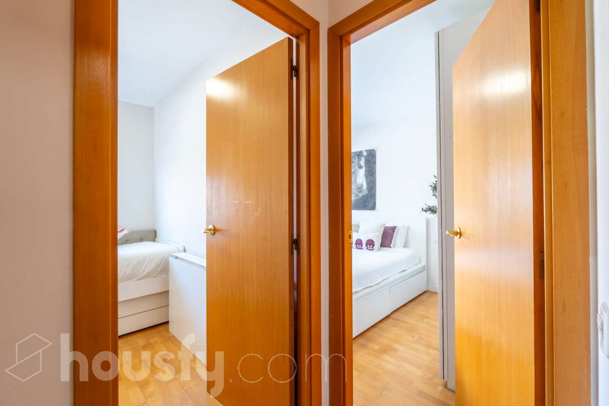 Housfy presenta este luminoso y acogedor piso ubicado en pleno corazón de Sant Joan Despí, el cuál consta de 55 m² útiles (verificados con la Dirección General de Catastro) en una finca del año 2002 con ascensor. Una vivienda optimizada al máximo, lista para entrar a vivir y concebida para ofrecer un estilo de vida práctico, cómodo y rodeado de tranquilidad. Su principal atractivo es su magnífica orientación y luminosidad: la propiedad recibe sol directo desde el mediodía hasta el atardecer. Tanto el salón-comedor como sus dos dormitorios son completamente exteriores y disfrutan de agradables vistas despejadas a la montaña, creando una atmósfera cálida y con una fantástica sensación de amplitud. La cocina independiente está totalmente equipada y aprovecha muy bien el espacio. La zona de descanso se compone de dos habitaciones (una doble y una individual), acompañadas por un baño completo. Además, para garantizar el máximo confort todo el año, la vivienda cuenta con suelos de parquet que aportan calidez, calefacción por radiadores de gas natural y sistema de aire acondicionado por bomba de calor. El piso incluye como gran valor añadido una plaza de garaje y un trastero en la misma finca, ambos con acceso directo a través del ascensor. Como broche de oro, la comunidad dispone de un espectacular recinto privado con jardín y piscina comunitaria, el lugar perfecto para desconectar a un paso de Barcelona. Ubicado en una de las mejores zonas de Sant Joan Despí, con todo tipo de comercios, servicios y excelente conexión en transporte público. ¡No dejes escapar esta oportunidad única de diseñar tu hogar a medida! Aviso legal El precio de venta no incluye gastos de la compraventa como notaría, registro e impuestos. Esta publicación no es vinculante. Consulta siempre la nota simple con Housfy antes de formalizar la compraventa. Sobre nosotros Housfy es la plataforma integral de servicios inmobiliarios. Nuestra combinación de expertos y tecnología pone al alcance de todo el mundo servicios cómodos, claros y seguros. AICAT número: 7922. Nos encargamos de la gestión y asesoramiento de la compra. ¡Olvídate de todo! Hacemos los trámites por ti. Y, si además necesitas financiación, ponemos a tu disposición un bróker hipotecario para ayudarte a conseguir las mejores condiciones para tu perfil económico. ¿Quieres visitarla? Contacta con Housfy y agenda tu visita sin compromiso. Más información en: housfy.com En cumplimiento de la Ley 8/2026 en Cataluña, el certificado de presencia o ausencia de amianto se encuentra en proceso de tramitación.-16