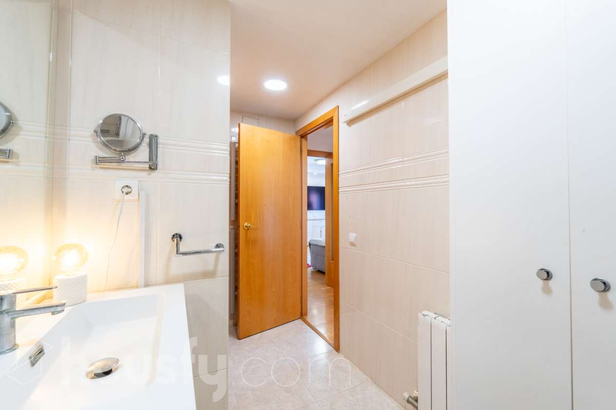 Housfy presenta este luminoso y acogedor piso ubicado en pleno corazón de Sant Joan Despí, el cuál consta de 55 m² útiles (verificados con la Dirección General de Catastro) en una finca del año 2002 con ascensor. Una vivienda optimizada al máximo, lista para entrar a vivir y concebida para ofrecer un estilo de vida práctico, cómodo y rodeado de tranquilidad. Su principal atractivo es su magnífica orientación y luminosidad: la propiedad recibe sol directo desde el mediodía hasta el atardecer. Tanto el salón-comedor como sus dos dormitorios son completamente exteriores y disfrutan de agradables vistas despejadas a la montaña, creando una atmósfera cálida y con una fantástica sensación de amplitud. La cocina independiente está totalmente equipada y aprovecha muy bien el espacio. La zona de descanso se compone de dos habitaciones (una doble y una individual), acompañadas por un baño completo. Además, para garantizar el máximo confort todo el año, la vivienda cuenta con suelos de parquet que aportan calidez, calefacción por radiadores de gas natural y sistema de aire acondicionado por bomba de calor. El piso incluye como gran valor añadido una plaza de garaje y un trastero en la misma finca, ambos con acceso directo a través del ascensor. Como broche de oro, la comunidad dispone de un espectacular recinto privado con jardín y piscina comunitaria, el lugar perfecto para desconectar a un paso de Barcelona. Ubicado en una de las mejores zonas de Sant Joan Despí, con todo tipo de comercios, servicios y excelente conexión en transporte público. ¡No dejes escapar esta oportunidad única de diseñar tu hogar a medida! Aviso legal El precio de venta no incluye gastos de la compraventa como notaría, registro e impuestos. Esta publicación no es vinculante. Consulta siempre la nota simple con Housfy antes de formalizar la compraventa. Sobre nosotros Housfy es la plataforma integral de servicios inmobiliarios. Nuestra combinación de expertos y tecnología pone al alcance de todo el mundo servicios cómodos, claros y seguros. AICAT número: 7922. Nos encargamos de la gestión y asesoramiento de la compra. ¡Olvídate de todo! Hacemos los trámites por ti. Y, si además necesitas financiación, ponemos a tu disposición un bróker hipotecario para ayudarte a conseguir las mejores condiciones para tu perfil económico. ¿Quieres visitarla? Contacta con Housfy y agenda tu visita sin compromiso. Más información en: housfy.com En cumplimiento de la Ley 8/2026 en Cataluña, el certificado de presencia o ausencia de amianto se encuentra en proceso de tramitación.-17