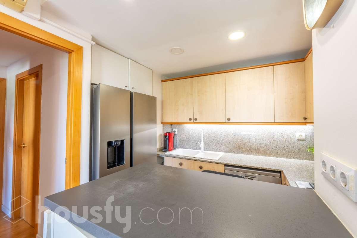 Housfy presenta este luminoso y acogedor piso ubicado en pleno corazón de Sant Joan Despí, el cuál consta de 55 m² útiles (verificados con la Dirección General de Catastro) en una finca del año 2002 con ascensor. Una vivienda optimizada al máximo, lista para entrar a vivir y concebida para ofrecer un estilo de vida práctico, cómodo y rodeado de tranquilidad. Su principal atractivo es su magnífica orientación y luminosidad: la propiedad recibe sol directo desde el mediodía hasta el atardecer. Tanto el salón-comedor como sus dos dormitorios son completamente exteriores y disfrutan de agradables vistas despejadas a la montaña, creando una atmósfera cálida y con una fantástica sensación de amplitud. La cocina independiente está totalmente equipada y aprovecha muy bien el espacio. La zona de descanso se compone de dos habitaciones (una doble y una individual), acompañadas por un baño completo. Además, para garantizar el máximo confort todo el año, la vivienda cuenta con suelos de parquet que aportan calidez, calefacción por radiadores de gas natural y sistema de aire acondicionado por bomba de calor. El piso incluye como gran valor añadido una plaza de garaje y un trastero en la misma finca, ambos con acceso directo a través del ascensor. Como broche de oro, la comunidad dispone de un espectacular recinto privado con jardín y piscina comunitaria, el lugar perfecto para desconectar a un paso de Barcelona. Ubicado en una de las mejores zonas de Sant Joan Despí, con todo tipo de comercios, servicios y excelente conexión en transporte público. ¡No dejes escapar esta oportunidad única de diseñar tu hogar a medida! Aviso legal El precio de venta no incluye gastos de la compraventa como notaría, registro e impuestos. Esta publicación no es vinculante. Consulta siempre la nota simple con Housfy antes de formalizar la compraventa. Sobre nosotros Housfy es la plataforma integral de servicios inmobiliarios. Nuestra combinación de expertos y tecnología pone al alcance de todo el mundo servicios cómodos, claros y seguros. AICAT número: 7922. Nos encargamos de la gestión y asesoramiento de la compra. ¡Olvídate de todo! Hacemos los trámites por ti. Y, si además necesitas financiación, ponemos a tu disposición un bróker hipotecario para ayudarte a conseguir las mejores condiciones para tu perfil económico. ¿Quieres visitarla? Contacta con Housfy y agenda tu visita sin compromiso. Más información en: housfy.com En cumplimiento de la Ley 8/2026 en Cataluña, el certificado de presencia o ausencia de amianto se encuentra en proceso de tramitación.-7