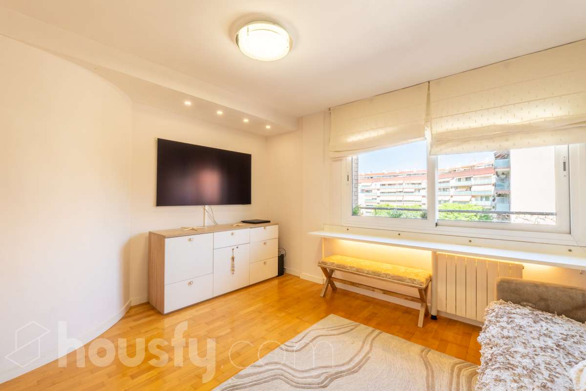 Housfy presenta este luminoso y acogedor piso ubicado en pleno corazón de Sant Joan Despí, el cuál consta de 55 m² útiles (verificados con la Dirección General de Catastro) en una finca del año 2002 con ascensor. Una vivienda optimizada al máximo, lista para entrar a vivir y concebida para ofrecer un estilo de vida práctico, cómodo y rodeado de tranquilidad. Su principal atractivo es su magnífica orientación y luminosidad: la propiedad recibe sol directo desde el mediodía hasta el atardecer. Tanto el salón-comedor como sus dos dormitorios son completamente exteriores y disfrutan de agradables vistas despejadas a la montaña, creando una atmósfera cálida y con una fantástica sensación de amplitud. La cocina independiente está totalmente equipada y aprovecha muy bien el espacio. La zona de descanso se compone de dos habitaciones (una doble y una individual), acompañadas por un baño completo. Además, para garantizar el máximo confort todo el año, la vivienda cuenta con suelos de parquet que aportan calidez, calefacción por radiadores de gas natural y sistema de aire acondicionado por bomba de calor. El piso incluye como gran valor añadido una plaza de garaje y un trastero en la misma finca, ambos con acceso directo a través del ascensor. Como broche de oro, la comunidad dispone de un espectacular recinto privado con jardín y piscina comunitaria, el lugar perfecto para desconectar a un paso de Barcelona. Ubicado en una de las mejores zonas de Sant Joan Despí, con todo tipo de comercios, servicios y excelente conexión en transporte público. ¡No dejes escapar esta oportunidad única de diseñar tu hogar a medida! Aviso legal El precio de venta no incluye gastos de la compraventa como notaría, registro e impuestos. Esta publicación no es vinculante. Consulta siempre la nota simple con Housfy antes de formalizar la compraventa. Sobre nosotros Housfy es la plataforma integral de servicios inmobiliarios. Nuestra combinación de expertos y tecnología pone al alcance de todo el mundo servicios cómodos, claros y seguros. AICAT número: 7922. Nos encargamos de la gestión y asesoramiento de la compra. ¡Olvídate de todo! Hacemos los trámites por ti. Y, si además necesitas financiación, ponemos a tu disposición un bróker hipotecario para ayudarte a conseguir las mejores condiciones para tu perfil económico. ¿Quieres visitarla? Contacta con Housfy y agenda tu visita sin compromiso. Más información en: housfy.com En cumplimiento de la Ley 8/2026 en Cataluña, el certificado de presencia o ausencia de amianto se encuentra en proceso de tramitación.-4