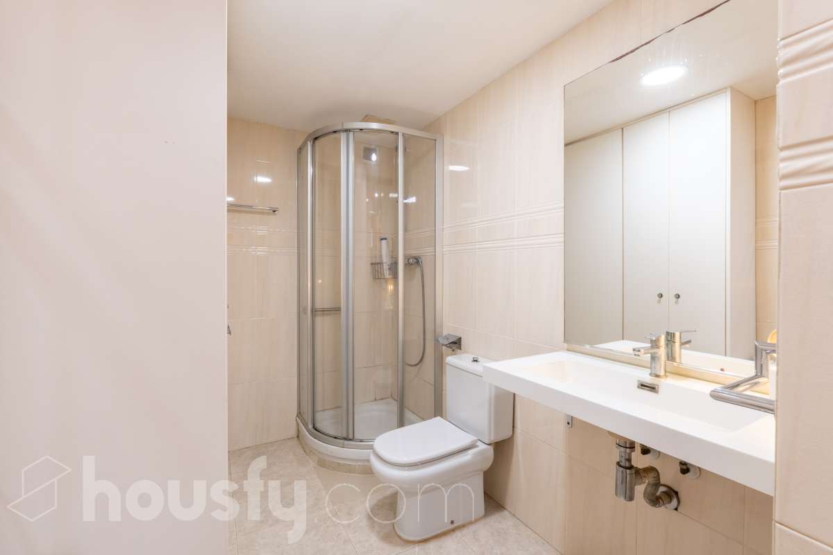 Housfy presenta este luminoso y acogedor piso ubicado en pleno corazón de Sant Joan Despí, el cuál consta de 55 m² útiles (verificados con la Dirección General de Catastro) en una finca del año 2002 con ascensor. Una vivienda optimizada al máximo, lista para entrar a vivir y concebida para ofrecer un estilo de vida práctico, cómodo y rodeado de tranquilidad. Su principal atractivo es su magnífica orientación y luminosidad: la propiedad recibe sol directo desde el mediodía hasta el atardecer. Tanto el salón-comedor como sus dos dormitorios son completamente exteriores y disfrutan de agradables vistas despejadas a la montaña, creando una atmósfera cálida y con una fantástica sensación de amplitud. La cocina independiente está totalmente equipada y aprovecha muy bien el espacio. La zona de descanso se compone de dos habitaciones (una doble y una individual), acompañadas por un baño completo. Además, para garantizar el máximo confort todo el año, la vivienda cuenta con suelos de parquet que aportan calidez, calefacción por radiadores de gas natural y sistema de aire acondicionado por bomba de calor. El piso incluye como gran valor añadido una plaza de garaje y un trastero en la misma finca, ambos con acceso directo a través del ascensor. Como broche de oro, la comunidad dispone de un espectacular recinto privado con jardín y piscina comunitaria, el lugar perfecto para desconectar a un paso de Barcelona. Ubicado en una de las mejores zonas de Sant Joan Despí, con todo tipo de comercios, servicios y excelente conexión en transporte público. ¡No dejes escapar esta oportunidad única de diseñar tu hogar a medida! Aviso legal El precio de venta no incluye gastos de la compraventa como notaría, registro e impuestos. Esta publicación no es vinculante. Consulta siempre la nota simple con Housfy antes de formalizar la compraventa. Sobre nosotros Housfy es la plataforma integral de servicios inmobiliarios. Nuestra combinación de expertos y tecnología pone al alcance de todo el mundo servicios cómodos, claros y seguros. AICAT número: 7922. Nos encargamos de la gestión y asesoramiento de la compra. ¡Olvídate de todo! Hacemos los trámites por ti. Y, si además necesitas financiación, ponemos a tu disposición un bróker hipotecario para ayudarte a conseguir las mejores condiciones para tu perfil económico. ¿Quieres visitarla? Contacta con Housfy y agenda tu visita sin compromiso. Más información en: housfy.com En cumplimiento de la Ley 8/2026 en Cataluña, el certificado de presencia o ausencia de amianto se encuentra en proceso de tramitación.-18