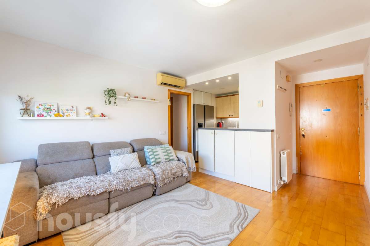 Housfy presenta este luminoso y acogedor piso ubicado en pleno corazón de Sant Joan Despí, el cuál consta de 55 m² útiles (verificados con la Dirección General de Catastro) en una finca del año 2002 con ascensor. Una vivienda optimizada al máximo, lista para entrar a vivir y concebida para ofrecer un estilo de vida práctico, cómodo y rodeado de tranquilidad. Su principal atractivo es su magnífica orientación y luminosidad: la propiedad recibe sol directo desde el mediodía hasta el atardecer. Tanto el salón-comedor como sus dos dormitorios son completamente exteriores y disfrutan de agradables vistas despejadas a la montaña, creando una atmósfera cálida y con una fantástica sensación de amplitud. La cocina independiente está totalmente equipada y aprovecha muy bien el espacio. La zona de descanso se compone de dos habitaciones (una doble y una individual), acompañadas por un baño completo. Además, para garantizar el máximo confort todo el año, la vivienda cuenta con suelos de parquet que aportan calidez, calefacción por radiadores de gas natural y sistema de aire acondicionado por bomba de calor. El piso incluye como gran valor añadido una plaza de garaje y un trastero en la misma finca, ambos con acceso directo a través del ascensor. Como broche de oro, la comunidad dispone de un espectacular recinto privado con jardín y piscina comunitaria, el lugar perfecto para desconectar a un paso de Barcelona. Ubicado en una de las mejores zonas de Sant Joan Despí, con todo tipo de comercios, servicios y excelente conexión en transporte público. ¡No dejes escapar esta oportunidad única de diseñar tu hogar a medida! Aviso legal El precio de venta no incluye gastos de la compraventa como notaría, registro e impuestos. Esta publicación no es vinculante. Consulta siempre la nota simple con Housfy antes de formalizar la compraventa. Sobre nosotros Housfy es la plataforma integral de servicios inmobiliarios. Nuestra combinación de expertos y tecnología pone al alcance de todo el mundo servicios cómodos, claros y seguros. AICAT número: 7922. Nos encargamos de la gestión y asesoramiento de la compra. ¡Olvídate de todo! Hacemos los trámites por ti. Y, si además necesitas financiación, ponemos a tu disposición un bróker hipotecario para ayudarte a conseguir las mejores condiciones para tu perfil económico. ¿Quieres visitarla? Contacta con Housfy y agenda tu visita sin compromiso. Más información en: housfy.com En cumplimiento de la Ley 8/2026 en Cataluña, el certificado de presencia o ausencia de amianto se encuentra en proceso de tramitación.-5