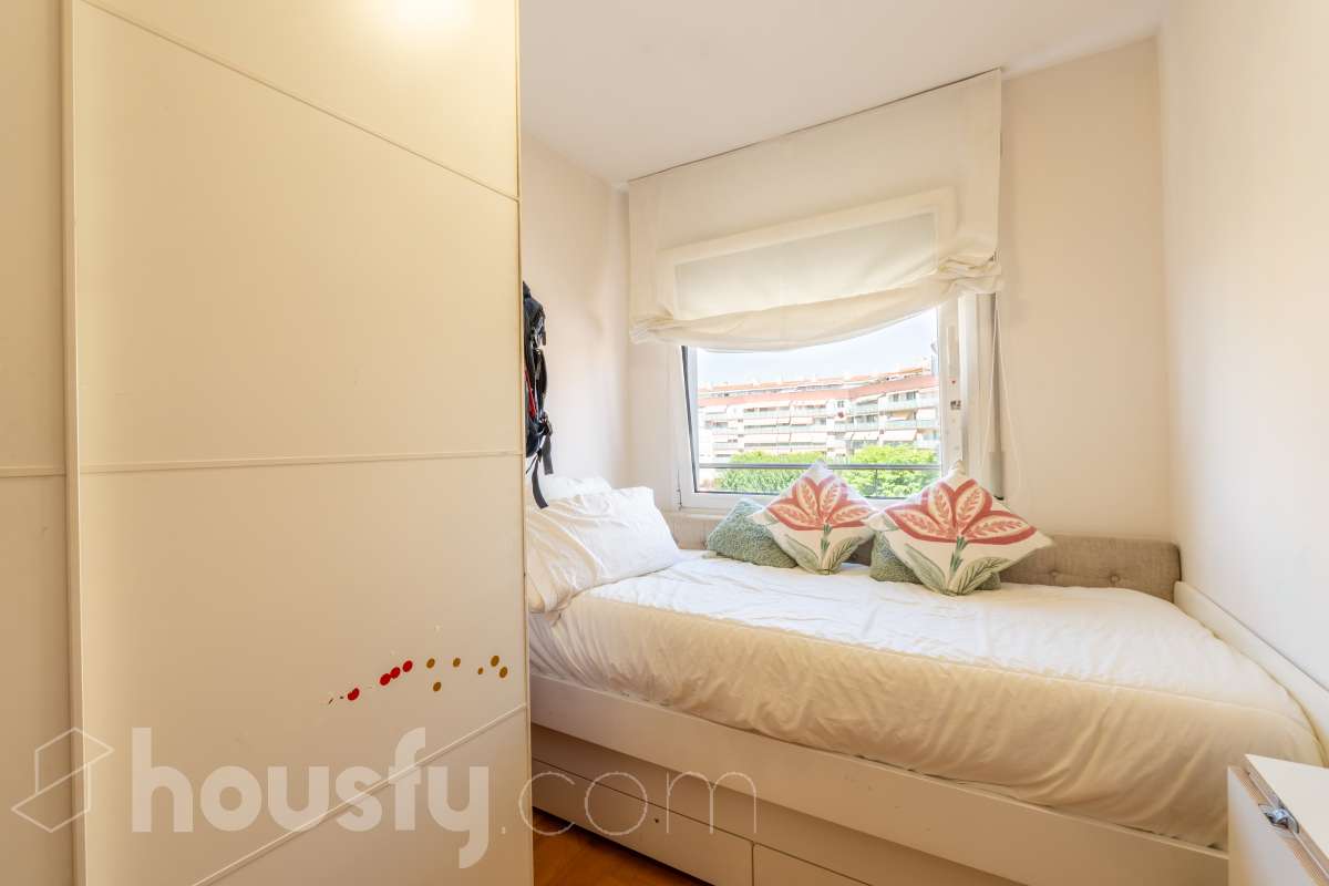 Housfy presenta este luminoso y acogedor piso ubicado en pleno corazón de Sant Joan Despí, el cuál consta de 55 m² útiles (verificados con la Dirección General de Catastro) en una finca del año 2002 con ascensor. Una vivienda optimizada al máximo, lista para entrar a vivir y concebida para ofrecer un estilo de vida práctico, cómodo y rodeado de tranquilidad. Su principal atractivo es su magnífica orientación y luminosidad: la propiedad recibe sol directo desde el mediodía hasta el atardecer. Tanto el salón-comedor como sus dos dormitorios son completamente exteriores y disfrutan de agradables vistas despejadas a la montaña, creando una atmósfera cálida y con una fantástica sensación de amplitud. La cocina independiente está totalmente equipada y aprovecha muy bien el espacio. La zona de descanso se compone de dos habitaciones (una doble y una individual), acompañadas por un baño completo. Además, para garantizar el máximo confort todo el año, la vivienda cuenta con suelos de parquet que aportan calidez, calefacción por radiadores de gas natural y sistema de aire acondicionado por bomba de calor. El piso incluye como gran valor añadido una plaza de garaje y un trastero en la misma finca, ambos con acceso directo a través del ascensor. Como broche de oro, la comunidad dispone de un espectacular recinto privado con jardín y piscina comunitaria, el lugar perfecto para desconectar a un paso de Barcelona. Ubicado en una de las mejores zonas de Sant Joan Despí, con todo tipo de comercios, servicios y excelente conexión en transporte público. ¡No dejes escapar esta oportunidad única de diseñar tu hogar a medida! Aviso legal El precio de venta no incluye gastos de la compraventa como notaría, registro e impuestos. Esta publicación no es vinculante. Consulta siempre la nota simple con Housfy antes de formalizar la compraventa. Sobre nosotros Housfy es la plataforma integral de servicios inmobiliarios. Nuestra combinación de expertos y tecnología pone al alcance de todo el mundo servicios cómodos, claros y seguros. AICAT número: 7922. Nos encargamos de la gestión y asesoramiento de la compra. ¡Olvídate de todo! Hacemos los trámites por ti. Y, si además necesitas financiación, ponemos a tu disposición un bróker hipotecario para ayudarte a conseguir las mejores condiciones para tu perfil económico. ¿Quieres visitarla? Contacta con Housfy y agenda tu visita sin compromiso. Más información en: housfy.com En cumplimiento de la Ley 8/2026 en Cataluña, el certificado de presencia o ausencia de amianto se encuentra en proceso de tramitación.-21