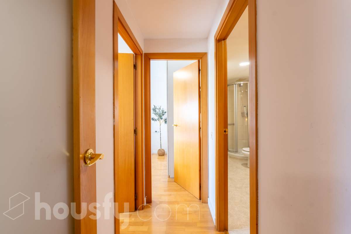 Housfy presenta este luminoso y acogedor piso ubicado en pleno corazón de Sant Joan Despí, el cuál consta de 55 m² útiles (verificados con la Dirección General de Catastro) en una finca del año 2002 con ascensor. Una vivienda optimizada al máximo, lista para entrar a vivir y concebida para ofrecer un estilo de vida práctico, cómodo y rodeado de tranquilidad. Su principal atractivo es su magnífica orientación y luminosidad: la propiedad recibe sol directo desde el mediodía hasta el atardecer. Tanto el salón-comedor como sus dos dormitorios son completamente exteriores y disfrutan de agradables vistas despejadas a la montaña, creando una atmósfera cálida y con una fantástica sensación de amplitud. La cocina independiente está totalmente equipada y aprovecha muy bien el espacio. La zona de descanso se compone de dos habitaciones (una doble y una individual), acompañadas por un baño completo. Además, para garantizar el máximo confort todo el año, la vivienda cuenta con suelos de parquet que aportan calidez, calefacción por radiadores de gas natural y sistema de aire acondicionado por bomba de calor. El piso incluye como gran valor añadido una plaza de garaje y un trastero en la misma finca, ambos con acceso directo a través del ascensor. Como broche de oro, la comunidad dispone de un espectacular recinto privado con jardín y piscina comunitaria, el lugar perfecto para desconectar a un paso de Barcelona. Ubicado en una de las mejores zonas de Sant Joan Despí, con todo tipo de comercios, servicios y excelente conexión en transporte público. ¡No dejes escapar esta oportunidad única de diseñar tu hogar a medida! Aviso legal El precio de venta no incluye gastos de la compraventa como notaría, registro e impuestos. Esta publicación no es vinculante. Consulta siempre la nota simple con Housfy antes de formalizar la compraventa. Sobre nosotros Housfy es la plataforma integral de servicios inmobiliarios. Nuestra combinación de expertos y tecnología pone al alcance de todo el mundo servicios cómodos, claros y seguros. AICAT número: 7922. Nos encargamos de la gestión y asesoramiento de la compra. ¡Olvídate de todo! Hacemos los trámites por ti. Y, si además necesitas financiación, ponemos a tu disposición un bróker hipotecario para ayudarte a conseguir las mejores condiciones para tu perfil económico. ¿Quieres visitarla? Contacta con Housfy y agenda tu visita sin compromiso. Más información en: housfy.com En cumplimiento de la Ley 8/2026 en Cataluña, el certificado de presencia o ausencia de amianto se encuentra en proceso de tramitación.-12