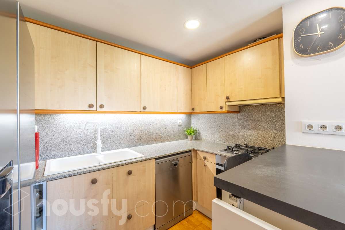Housfy presenta este luminoso y acogedor piso ubicado en pleno corazón de Sant Joan Despí, el cuál consta de 55 m² útiles (verificados con la Dirección General de Catastro) en una finca del año 2002 con ascensor. Una vivienda optimizada al máximo, lista para entrar a vivir y concebida para ofrecer un estilo de vida práctico, cómodo y rodeado de tranquilidad. Su principal atractivo es su magnífica orientación y luminosidad: la propiedad recibe sol directo desde el mediodía hasta el atardecer. Tanto el salón-comedor como sus dos dormitorios son completamente exteriores y disfrutan de agradables vistas despejadas a la montaña, creando una atmósfera cálida y con una fantástica sensación de amplitud. La cocina independiente está totalmente equipada y aprovecha muy bien el espacio. La zona de descanso se compone de dos habitaciones (una doble y una individual), acompañadas por un baño completo. Además, para garantizar el máximo confort todo el año, la vivienda cuenta con suelos de parquet que aportan calidez, calefacción por radiadores de gas natural y sistema de aire acondicionado por bomba de calor. El piso incluye como gran valor añadido una plaza de garaje y un trastero en la misma finca, ambos con acceso directo a través del ascensor. Como broche de oro, la comunidad dispone de un espectacular recinto privado con jardín y piscina comunitaria, el lugar perfecto para desconectar a un paso de Barcelona. Ubicado en una de las mejores zonas de Sant Joan Despí, con todo tipo de comercios, servicios y excelente conexión en transporte público. ¡No dejes escapar esta oportunidad única de diseñar tu hogar a medida! Aviso legal El precio de venta no incluye gastos de la compraventa como notaría, registro e impuestos. Esta publicación no es vinculante. Consulta siempre la nota simple con Housfy antes de formalizar la compraventa. Sobre nosotros Housfy es la plataforma integral de servicios inmobiliarios. Nuestra combinación de expertos y tecnología pone al alcance de todo el mundo servicios cómodos, claros y seguros. AICAT número: 7922. Nos encargamos de la gestión y asesoramiento de la compra. ¡Olvídate de todo! Hacemos los trámites por ti. Y, si además necesitas financiación, ponemos a tu disposición un bróker hipotecario para ayudarte a conseguir las mejores condiciones para tu perfil económico. ¿Quieres visitarla? Contacta con Housfy y agenda tu visita sin compromiso. Más información en: housfy.com En cumplimiento de la Ley 8/2026 en Cataluña, el certificado de presencia o ausencia de amianto se encuentra en proceso de tramitación.-9