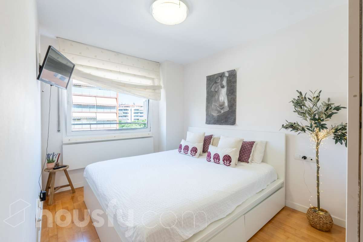 Housfy presenta este luminoso y acogedor piso ubicado en pleno corazón de Sant Joan Despí, el cuál consta de 55 m² útiles (verificados con la Dirección General de Catastro) en una finca del año 2002 con ascensor. Una vivienda optimizada al máximo, lista para entrar a vivir y concebida para ofrecer un estilo de vida práctico, cómodo y rodeado de tranquilidad. Su principal atractivo es su magnífica orientación y luminosidad: la propiedad recibe sol directo desde el mediodía hasta el atardecer. Tanto el salón-comedor como sus dos dormitorios son completamente exteriores y disfrutan de agradables vistas despejadas a la montaña, creando una atmósfera cálida y con una fantástica sensación de amplitud. La cocina independiente está totalmente equipada y aprovecha muy bien el espacio. La zona de descanso se compone de dos habitaciones (una doble y una individual), acompañadas por un baño completo. Además, para garantizar el máximo confort todo el año, la vivienda cuenta con suelos de parquet que aportan calidez, calefacción por radiadores de gas natural y sistema de aire acondicionado por bomba de calor. El piso incluye como gran valor añadido una plaza de garaje y un trastero en la misma finca, ambos con acceso directo a través del ascensor. Como broche de oro, la comunidad dispone de un espectacular recinto privado con jardín y piscina comunitaria, el lugar perfecto para desconectar a un paso de Barcelona. Ubicado en una de las mejores zonas de Sant Joan Despí, con todo tipo de comercios, servicios y excelente conexión en transporte público. ¡No dejes escapar esta oportunidad única de diseñar tu hogar a medida! Aviso legal El precio de venta no incluye gastos de la compraventa como notaría, registro e impuestos. Esta publicación no es vinculante. Consulta siempre la nota simple con Housfy antes de formalizar la compraventa. Sobre nosotros Housfy es la plataforma integral de servicios inmobiliarios. Nuestra combinación de expertos y tecnología pone al alcance de todo el mundo servicios cómodos, claros y seguros. AICAT número: 7922. Nos encargamos de la gestión y asesoramiento de la compra. ¡Olvídate de todo! Hacemos los trámites por ti. Y, si además necesitas financiación, ponemos a tu disposición un bróker hipotecario para ayudarte a conseguir las mejores condiciones para tu perfil económico. ¿Quieres visitarla? Contacta con Housfy y agenda tu visita sin compromiso. Más información en: housfy.com En cumplimiento de la Ley 8/2026 en Cataluña, el certificado de presencia o ausencia de amianto se encuentra en proceso de tramitación.-13