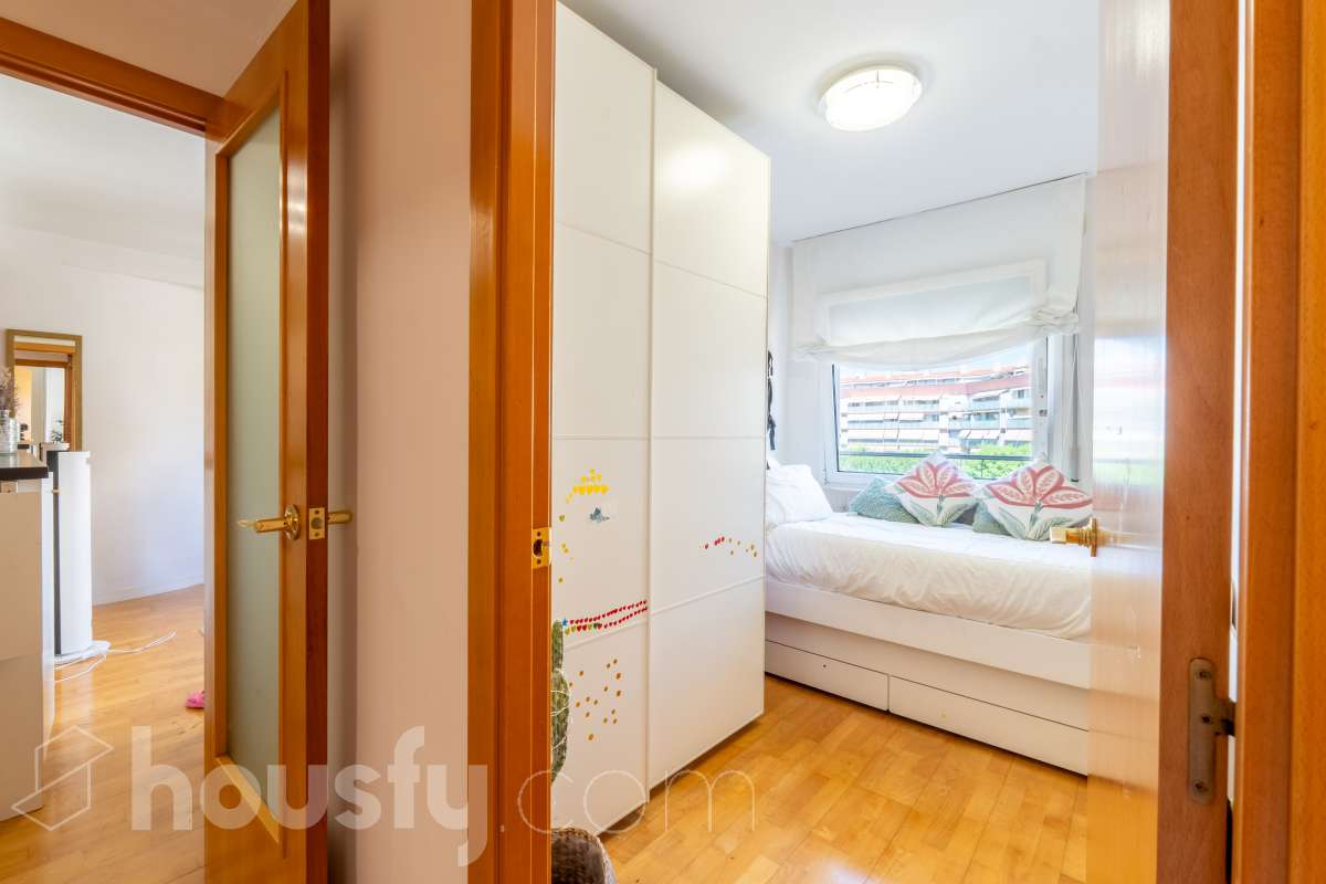 Housfy presenta este luminoso y acogedor piso ubicado en pleno corazón de Sant Joan Despí, el cuál consta de 55 m² útiles (verificados con la Dirección General de Catastro) en una finca del año 2002 con ascensor. Una vivienda optimizada al máximo, lista para entrar a vivir y concebida para ofrecer un estilo de vida práctico, cómodo y rodeado de tranquilidad. Su principal atractivo es su magnífica orientación y luminosidad: la propiedad recibe sol directo desde el mediodía hasta el atardecer. Tanto el salón-comedor como sus dos dormitorios son completamente exteriores y disfrutan de agradables vistas despejadas a la montaña, creando una atmósfera cálida y con una fantástica sensación de amplitud. La cocina independiente está totalmente equipada y aprovecha muy bien el espacio. La zona de descanso se compone de dos habitaciones (una doble y una individual), acompañadas por un baño completo. Además, para garantizar el máximo confort todo el año, la vivienda cuenta con suelos de parquet que aportan calidez, calefacción por radiadores de gas natural y sistema de aire acondicionado por bomba de calor. El piso incluye como gran valor añadido una plaza de garaje y un trastero en la misma finca, ambos con acceso directo a través del ascensor. Como broche de oro, la comunidad dispone de un espectacular recinto privado con jardín y piscina comunitaria, el lugar perfecto para desconectar a un paso de Barcelona. Ubicado en una de las mejores zonas de Sant Joan Despí, con todo tipo de comercios, servicios y excelente conexión en transporte público. ¡No dejes escapar esta oportunidad única de diseñar tu hogar a medida! Aviso legal El precio de venta no incluye gastos de la compraventa como notaría, registro e impuestos. Esta publicación no es vinculante. Consulta siempre la nota simple con Housfy antes de formalizar la compraventa. Sobre nosotros Housfy es la plataforma integral de servicios inmobiliarios. Nuestra combinación de expertos y tecnología pone al alcance de todo el mundo servicios cómodos, claros y seguros. AICAT número: 7922. Nos encargamos de la gestión y asesoramiento de la compra. ¡Olvídate de todo! Hacemos los trámites por ti. Y, si además necesitas financiación, ponemos a tu disposición un bróker hipotecario para ayudarte a conseguir las mejores condiciones para tu perfil económico. ¿Quieres visitarla? Contacta con Housfy y agenda tu visita sin compromiso. Más información en: housfy.com En cumplimiento de la Ley 8/2026 en Cataluña, el certificado de presencia o ausencia de amianto se encuentra en proceso de tramitación.-19