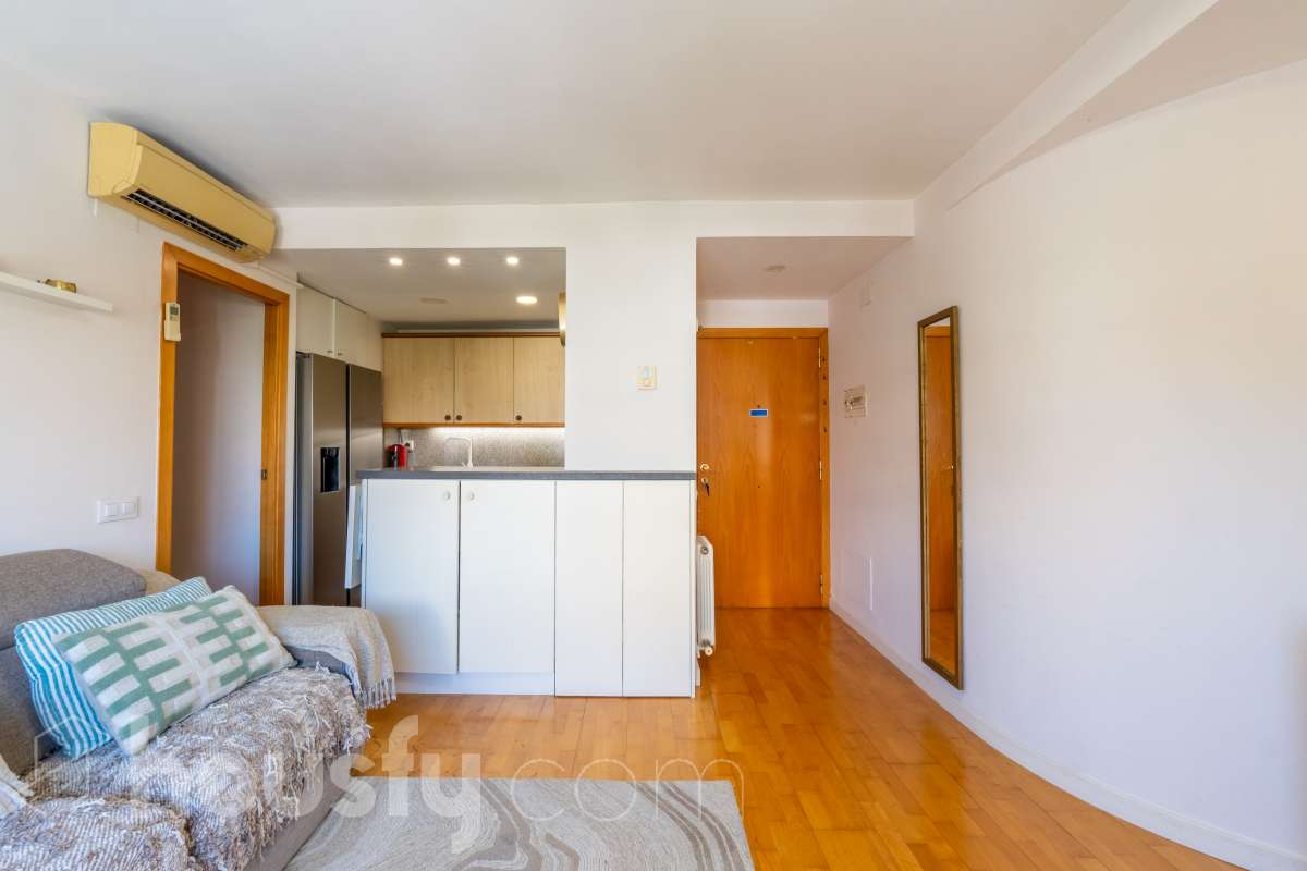 Housfy presenta este luminoso y acogedor piso ubicado en pleno corazón de Sant Joan Despí, el cuál consta de 55 m² útiles (verificados con la Dirección General de Catastro) en una finca del año 2002 con ascensor. Una vivienda optimizada al máximo, lista para entrar a vivir y concebida para ofrecer un estilo de vida práctico, cómodo y rodeado de tranquilidad. Su principal atractivo es su magnífica orientación y luminosidad: la propiedad recibe sol directo desde el mediodía hasta el atardecer. Tanto el salón-comedor como sus dos dormitorios son completamente exteriores y disfrutan de agradables vistas despejadas a la montaña, creando una atmósfera cálida y con una fantástica sensación de amplitud. La cocina independiente está totalmente equipada y aprovecha muy bien el espacio. La zona de descanso se compone de dos habitaciones (una doble y una individual), acompañadas por un baño completo. Además, para garantizar el máximo confort todo el año, la vivienda cuenta con suelos de parquet que aportan calidez, calefacción por radiadores de gas natural y sistema de aire acondicionado por bomba de calor. El piso incluye como gran valor añadido una plaza de garaje y un trastero en la misma finca, ambos con acceso directo a través del ascensor. Como broche de oro, la comunidad dispone de un espectacular recinto privado con jardín y piscina comunitaria, el lugar perfecto para desconectar a un paso de Barcelona. Ubicado en una de las mejores zonas de Sant Joan Despí, con todo tipo de comercios, servicios y excelente conexión en transporte público. ¡No dejes escapar esta oportunidad única de diseñar tu hogar a medida! Aviso legal El precio de venta no incluye gastos de la compraventa como notaría, registro e impuestos. Esta publicación no es vinculante. Consulta siempre la nota simple con Housfy antes de formalizar la compraventa. Sobre nosotros Housfy es la plataforma integral de servicios inmobiliarios. Nuestra combinación de expertos y tecnología pone al alcance de todo el mundo servicios cómodos, claros y seguros. AICAT número: 7922. Nos encargamos de la gestión y asesoramiento de la compra. ¡Olvídate de todo! Hacemos los trámites por ti. Y, si además necesitas financiación, ponemos a tu disposición un bróker hipotecario para ayudarte a conseguir las mejores condiciones para tu perfil económico. ¿Quieres visitarla? Contacta con Housfy y agenda tu visita sin compromiso. Más información en: housfy.com En cumplimiento de la Ley 8/2026 en Cataluña, el certificado de presencia o ausencia de amianto se encuentra en proceso de tramitación.-6