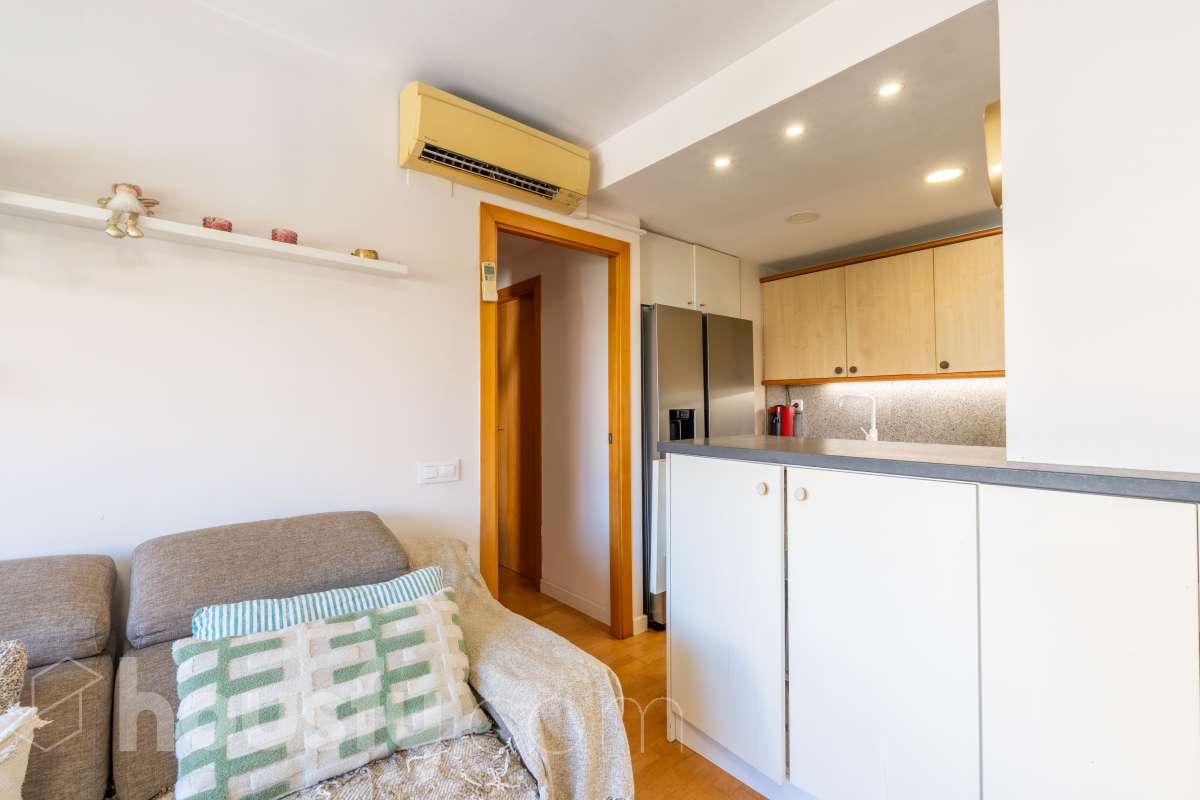Housfy presenta este luminoso y acogedor piso ubicado en pleno corazón de Sant Joan Despí, el cuál consta de 55 m² útiles (verificados con la Dirección General de Catastro) en una finca del año 2002 con ascensor. Una vivienda optimizada al máximo, lista para entrar a vivir y concebida para ofrecer un estilo de vida práctico, cómodo y rodeado de tranquilidad. Su principal atractivo es su magnífica orientación y luminosidad: la propiedad recibe sol directo desde el mediodía hasta el atardecer. Tanto el salón-comedor como sus dos dormitorios son completamente exteriores y disfrutan de agradables vistas despejadas a la montaña, creando una atmósfera cálida y con una fantástica sensación de amplitud. La cocina independiente está totalmente equipada y aprovecha muy bien el espacio. La zona de descanso se compone de dos habitaciones (una doble y una individual), acompañadas por un baño completo. Además, para garantizar el máximo confort todo el año, la vivienda cuenta con suelos de parquet que aportan calidez, calefacción por radiadores de gas natural y sistema de aire acondicionado por bomba de calor. El piso incluye como gran valor añadido una plaza de garaje y un trastero en la misma finca, ambos con acceso directo a través del ascensor. Como broche de oro, la comunidad dispone de un espectacular recinto privado con jardín y piscina comunitaria, el lugar perfecto para desconectar a un paso de Barcelona. Ubicado en una de las mejores zonas de Sant Joan Despí, con todo tipo de comercios, servicios y excelente conexión en transporte público. ¡No dejes escapar esta oportunidad única de diseñar tu hogar a medida! Aviso legal El precio de venta no incluye gastos de la compraventa como notaría, registro e impuestos. Esta publicación no es vinculante. Consulta siempre la nota simple con Housfy antes de formalizar la compraventa. Sobre nosotros Housfy es la plataforma integral de servicios inmobiliarios. Nuestra combinación de expertos y tecnología pone al alcance de todo el mundo servicios cómodos, claros y seguros. AICAT número: 7922. Nos encargamos de la gestión y asesoramiento de la compra. ¡Olvídate de todo! Hacemos los trámites por ti. Y, si además necesitas financiación, ponemos a tu disposición un bróker hipotecario para ayudarte a conseguir las mejores condiciones para tu perfil económico. ¿Quieres visitarla? Contacta con Housfy y agenda tu visita sin compromiso. Más información en: housfy.com En cumplimiento de la Ley 8/2026 en Cataluña, el certificado de presencia o ausencia de amianto se encuentra en proceso de tramitación.-11