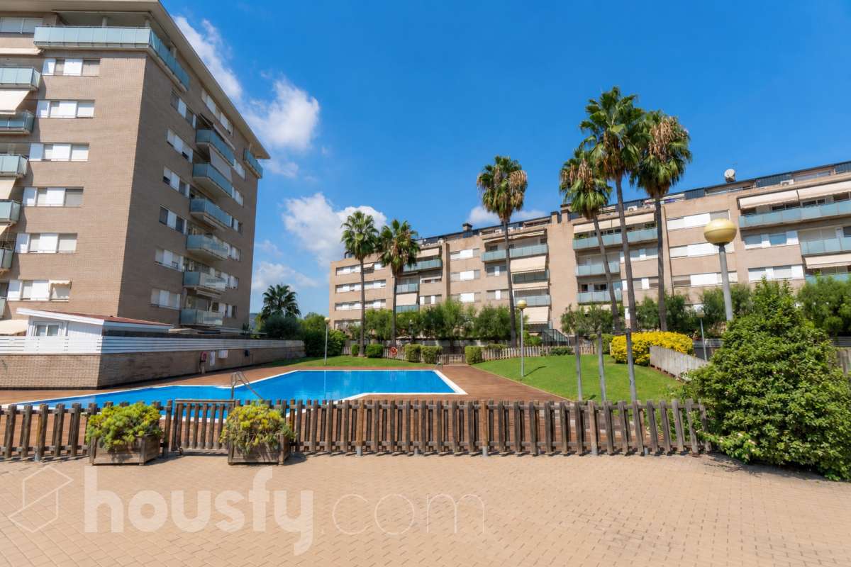 Housfy presenta este luminoso y acogedor piso ubicado en pleno corazón de Sant Joan Despí, el cuál consta de 55 m² útiles (verificados con la Dirección General de Catastro) en una finca del año 2002 con ascensor. Una vivienda optimizada al máximo, lista para entrar a vivir y concebida para ofrecer un estilo de vida práctico, cómodo y rodeado de tranquilidad. Su principal atractivo es su magnífica orientación y luminosidad: la propiedad recibe sol directo desde el mediodía hasta el atardecer. Tanto el salón-comedor como sus dos dormitorios son completamente exteriores y disfrutan de agradables vistas despejadas a la montaña, creando una atmósfera cálida y con una fantástica sensación de amplitud. La cocina independiente está totalmente equipada y aprovecha muy bien el espacio. La zona de descanso se compone de dos habitaciones (una doble y una individual), acompañadas por un baño completo. Además, para garantizar el máximo confort todo el año, la vivienda cuenta con suelos de parquet que aportan calidez, calefacción por radiadores de gas natural y sistema de aire acondicionado por bomba de calor. El piso incluye como gran valor añadido una plaza de garaje y un trastero en la misma finca, ambos con acceso directo a través del ascensor. Como broche de oro, la comunidad dispone de un espectacular recinto privado con jardín y piscina comunitaria, el lugar perfecto para desconectar a un paso de Barcelona. Ubicado en una de las mejores zonas de Sant Joan Despí, con todo tipo de comercios, servicios y excelente conexión en transporte público. ¡No dejes escapar esta oportunidad única de diseñar tu hogar a medida! Aviso legal El precio de venta no incluye gastos de la compraventa como notaría, registro e impuestos. Esta publicación no es vinculante. Consulta siempre la nota simple con Housfy antes de formalizar la compraventa. Sobre nosotros Housfy es la plataforma integral de servicios inmobiliarios. Nuestra combinación de expertos y tecnología pone al alcance de todo el mundo servicios cómodos, claros y seguros. AICAT número: 7922. Nos encargamos de la gestión y asesoramiento de la compra. ¡Olvídate de todo! Hacemos los trámites por ti. Y, si además necesitas financiación, ponemos a tu disposición un bróker hipotecario para ayudarte a conseguir las mejores condiciones para tu perfil económico. ¿Quieres visitarla? Contacta con Housfy y agenda tu visita sin compromiso. Más información en: housfy.com En cumplimiento de la Ley 8/2026 en Cataluña, el certificado de presencia o ausencia de amianto se encuentra en proceso de tramitación.-24
