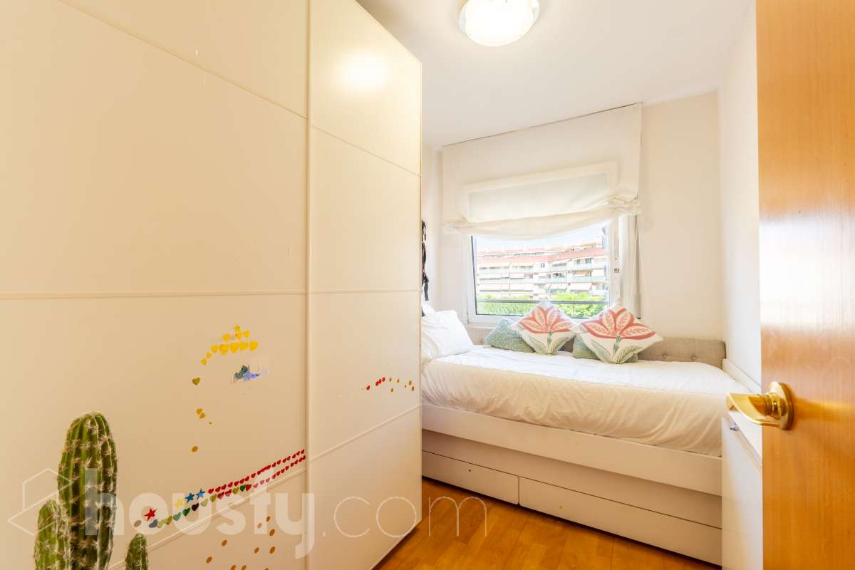 Housfy presenta este luminoso y acogedor piso ubicado en pleno corazón de Sant Joan Despí, el cuál consta de 55 m² útiles (verificados con la Dirección General de Catastro) en una finca del año 2002 con ascensor. Una vivienda optimizada al máximo, lista para entrar a vivir y concebida para ofrecer un estilo de vida práctico, cómodo y rodeado de tranquilidad. Su principal atractivo es su magnífica orientación y luminosidad: la propiedad recibe sol directo desde el mediodía hasta el atardecer. Tanto el salón-comedor como sus dos dormitorios son completamente exteriores y disfrutan de agradables vistas despejadas a la montaña, creando una atmósfera cálida y con una fantástica sensación de amplitud. La cocina independiente está totalmente equipada y aprovecha muy bien el espacio. La zona de descanso se compone de dos habitaciones (una doble y una individual), acompañadas por un baño completo. Además, para garantizar el máximo confort todo el año, la vivienda cuenta con suelos de parquet que aportan calidez, calefacción por radiadores de gas natural y sistema de aire acondicionado por bomba de calor. El piso incluye como gran valor añadido una plaza de garaje y un trastero en la misma finca, ambos con acceso directo a través del ascensor. Como broche de oro, la comunidad dispone de un espectacular recinto privado con jardín y piscina comunitaria, el lugar perfecto para desconectar a un paso de Barcelona. Ubicado en una de las mejores zonas de Sant Joan Despí, con todo tipo de comercios, servicios y excelente conexión en transporte público. ¡No dejes escapar esta oportunidad única de diseñar tu hogar a medida! Aviso legal El precio de venta no incluye gastos de la compraventa como notaría, registro e impuestos. Esta publicación no es vinculante. Consulta siempre la nota simple con Housfy antes de formalizar la compraventa. Sobre nosotros Housfy es la plataforma integral de servicios inmobiliarios. Nuestra combinación de expertos y tecnología pone al alcance de todo el mundo servicios cómodos, claros y seguros. AICAT número: 7922. Nos encargamos de la gestión y asesoramiento de la compra. ¡Olvídate de todo! Hacemos los trámites por ti. Y, si además necesitas financiación, ponemos a tu disposición un bróker hipotecario para ayudarte a conseguir las mejores condiciones para tu perfil económico. ¿Quieres visitarla? Contacta con Housfy y agenda tu visita sin compromiso. Más información en: housfy.com En cumplimiento de la Ley 8/2026 en Cataluña, el certificado de presencia o ausencia de amianto se encuentra en proceso de tramitación.-20