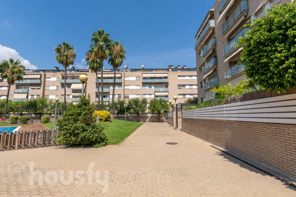 Housfy presenta este luminoso y acogedor piso ubicado en pleno corazón de Sant Joan Despí, el cuál consta de 55 m² útiles (verificados con la Dirección General de Catastro) en una finca del año 2002 con ascensor. Una vivienda optimizada al máximo, lista para entrar a vivir y concebida para ofrecer un estilo de vida práctico, cómodo y rodeado de tranquilidad. Su principal atractivo es su magnífica orientación y luminosidad: la propiedad recibe sol directo desde el mediodía hasta el atardecer. Tanto el salón-comedor como sus dos dormitorios son completamente exteriores y disfrutan de agradables vistas despejadas a la montaña, creando una atmósfera cálida y con una fantástica sensación de amplitud. La cocina independiente está totalmente equipada y aprovecha muy bien el espacio. La zona de descanso se compone de dos habitaciones (una doble y una individual), acompañadas por un baño completo. Además, para garantizar el máximo confort todo el año, la vivienda cuenta con suelos de parquet que aportan calidez, calefacción por radiadores de gas natural y sistema de aire acondicionado por bomba de calor. El piso incluye como gran valor añadido una plaza de garaje y un trastero en la misma finca, ambos con acceso directo a través del ascensor. Como broche de oro, la comunidad dispone de un espectacular recinto privado con jardín y piscina comunitaria, el lugar perfecto para desconectar a un paso de Barcelona. Ubicado en una de las mejores zonas de Sant Joan Despí, con todo tipo de comercios, servicios y excelente conexión en transporte público. ¡No dejes escapar esta oportunidad única de diseñar tu hogar a medida! Aviso legal El precio de venta no incluye gastos de la compraventa como notaría, registro e impuestos. Esta publicación no es vinculante. Consulta siempre la nota simple con Housfy antes de formalizar la compraventa. Sobre nosotros Housfy es la plataforma integral de servicios inmobiliarios. Nuestra combinación de expertos y tecnología pone al alcance de todo el mundo servicios cómodos, claros y seguros. AICAT número: 7922. Nos encargamos de la gestión y asesoramiento de la compra. ¡Olvídate de todo! Hacemos los trámites por ti. Y, si además necesitas financiación, ponemos a tu disposición un bróker hipotecario para ayudarte a conseguir las mejores condiciones para tu perfil económico. ¿Quieres visitarla? Contacta con Housfy y agenda tu visita sin compromiso. Más información en: housfy.com En cumplimiento de la Ley 8/2026 en Cataluña, el certificado de presencia o ausencia de amianto se encuentra en proceso de tramitación.-22