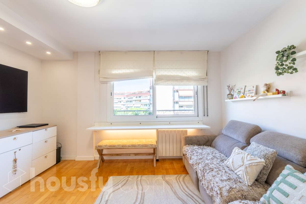 Housfy presenta este luminoso y acogedor piso ubicado en pleno corazón de Sant Joan Despí, el cuál consta de 55 m² útiles (verificados con la Dirección General de Catastro) en una finca del año 2002 con ascensor. Una vivienda optimizada al máximo, lista para entrar a vivir y concebida para ofrecer un estilo de vida práctico, cómodo y rodeado de tranquilidad. Su principal atractivo es su magnífica orientación y luminosidad: la propiedad recibe sol directo desde el mediodía hasta el atardecer. Tanto el salón-comedor como sus dos dormitorios son completamente exteriores y disfrutan de agradables vistas despejadas a la montaña, creando una atmósfera cálida y con una fantástica sensación de amplitud. La cocina independiente está totalmente equipada y aprovecha muy bien el espacio. La zona de descanso se compone de dos habitaciones (una doble y una individual), acompañadas por un baño completo. Además, para garantizar el máximo confort todo el año, la vivienda cuenta con suelos de parquet que aportan calidez, calefacción por radiadores de gas natural y sistema de aire acondicionado por bomba de calor. El piso incluye como gran valor añadido una plaza de garaje y un trastero en la misma finca, ambos con acceso directo a través del ascensor. Como broche de oro, la comunidad dispone de un espectacular recinto privado con jardín y piscina comunitaria, el lugar perfecto para desconectar a un paso de Barcelona. Ubicado en una de las mejores zonas de Sant Joan Despí, con todo tipo de comercios, servicios y excelente conexión en transporte público. ¡No dejes escapar esta oportunidad única de diseñar tu hogar a medida! Aviso legal El precio de venta no incluye gastos de la compraventa como notaría, registro e impuestos. Esta publicación no es vinculante. Consulta siempre la nota simple con Housfy antes de formalizar la compraventa. Sobre nosotros Housfy es la plataforma integral de servicios inmobiliarios. Nuestra combinación de expertos y tecnología pone al alcance de todo el mundo servicios cómodos, claros y seguros. AICAT número: 7922. Nos encargamos de la gestión y asesoramiento de la compra. ¡Olvídate de todo! Hacemos los trámites por ti. Y, si además necesitas financiación, ponemos a tu disposición un bróker hipotecario para ayudarte a conseguir las mejores condiciones para tu perfil económico. ¿Quieres visitarla? Contacta con Housfy y agenda tu visita sin compromiso. Más información en: housfy.com En cumplimiento de la Ley 8/2026 en Cataluña, el certificado de presencia o ausencia de amianto se encuentra en proceso de tramitación.-3
