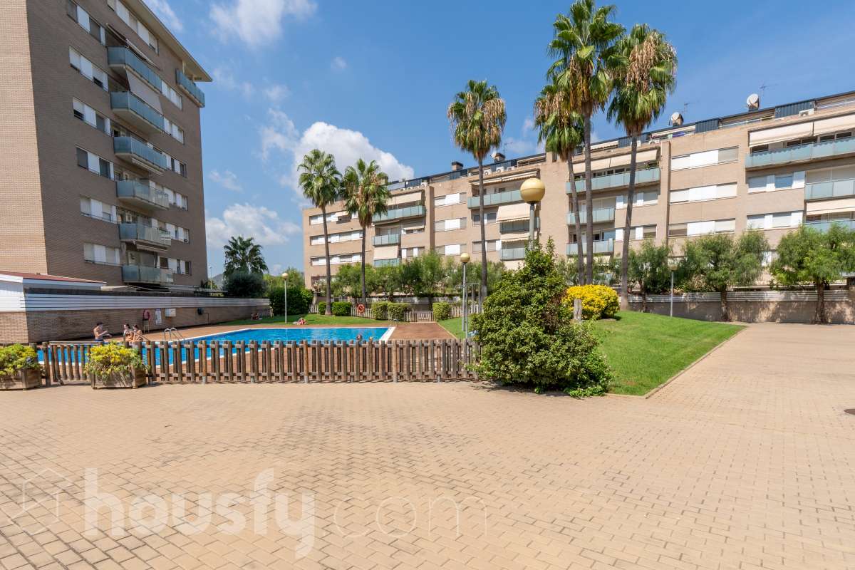 Housfy presenta este luminoso y acogedor piso ubicado en pleno corazón de Sant Joan Despí, el cuál consta de 55 m² útiles (verificados con la Dirección General de Catastro) en una finca del año 2002 con ascensor. Una vivienda optimizada al máximo, lista para entrar a vivir y concebida para ofrecer un estilo de vida práctico, cómodo y rodeado de tranquilidad. Su principal atractivo es su magnífica orientación y luminosidad: la propiedad recibe sol directo desde el mediodía hasta el atardecer. Tanto el salón-comedor como sus dos dormitorios son completamente exteriores y disfrutan de agradables vistas despejadas a la montaña, creando una atmósfera cálida y con una fantástica sensación de amplitud. La cocina independiente está totalmente equipada y aprovecha muy bien el espacio. La zona de descanso se compone de dos habitaciones (una doble y una individual), acompañadas por un baño completo. Además, para garantizar el máximo confort todo el año, la vivienda cuenta con suelos de parquet que aportan calidez, calefacción por radiadores de gas natural y sistema de aire acondicionado por bomba de calor. El piso incluye como gran valor añadido una plaza de garaje y un trastero en la misma finca, ambos con acceso directo a través del ascensor. Como broche de oro, la comunidad dispone de un espectacular recinto privado con jardín y piscina comunitaria, el lugar perfecto para desconectar a un paso de Barcelona. Ubicado en una de las mejores zonas de Sant Joan Despí, con todo tipo de comercios, servicios y excelente conexión en transporte público. ¡No dejes escapar esta oportunidad única de diseñar tu hogar a medida! Aviso legal El precio de venta no incluye gastos de la compraventa como notaría, registro e impuestos. Esta publicación no es vinculante. Consulta siempre la nota simple con Housfy antes de formalizar la compraventa. Sobre nosotros Housfy es la plataforma integral de servicios inmobiliarios. Nuestra combinación de expertos y tecnología pone al alcance de todo el mundo servicios cómodos, claros y seguros. AICAT número: 7922. Nos encargamos de la gestión y asesoramiento de la compra. ¡Olvídate de todo! Hacemos los trámites por ti. Y, si además necesitas financiación, ponemos a tu disposición un bróker hipotecario para ayudarte a conseguir las mejores condiciones para tu perfil económico. ¿Quieres visitarla? Contacta con Housfy y agenda tu visita sin compromiso. Más información en: housfy.com En cumplimiento de la Ley 8/2026 en Cataluña, el certificado de presencia o ausencia de amianto se encuentra en proceso de tramitación.-23