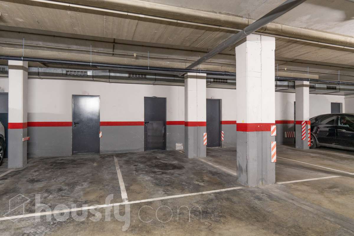 Housfy presenta este luminoso y acogedor piso ubicado en pleno corazón de Sant Joan Despí, el cuál consta de 55 m² útiles (verificados con la Dirección General de Catastro) en una finca del año 2002 con ascensor. Una vivienda optimizada al máximo, lista para entrar a vivir y concebida para ofrecer un estilo de vida práctico, cómodo y rodeado de tranquilidad. Su principal atractivo es su magnífica orientación y luminosidad: la propiedad recibe sol directo desde el mediodía hasta el atardecer. Tanto el salón-comedor como sus dos dormitorios son completamente exteriores y disfrutan de agradables vistas despejadas a la montaña, creando una atmósfera cálida y con una fantástica sensación de amplitud. La cocina independiente está totalmente equipada y aprovecha muy bien el espacio. La zona de descanso se compone de dos habitaciones (una doble y una individual), acompañadas por un baño completo. Además, para garantizar el máximo confort todo el año, la vivienda cuenta con suelos de parquet que aportan calidez, calefacción por radiadores de gas natural y sistema de aire acondicionado por bomba de calor. El piso incluye como gran valor añadido una plaza de garaje y un trastero en la misma finca, ambos con acceso directo a través del ascensor. Como broche de oro, la comunidad dispone de un espectacular recinto privado con jardín y piscina comunitaria, el lugar perfecto para desconectar a un paso de Barcelona. Ubicado en una de las mejores zonas de Sant Joan Despí, con todo tipo de comercios, servicios y excelente conexión en transporte público. ¡No dejes escapar esta oportunidad única de diseñar tu hogar a medida! Aviso legal El precio de venta no incluye gastos de la compraventa como notaría, registro e impuestos. Esta publicación no es vinculante. Consulta siempre la nota simple con Housfy antes de formalizar la compraventa. Sobre nosotros Housfy es la plataforma integral de servicios inmobiliarios. Nuestra combinación de expertos y tecnología pone al alcance de todo el mundo servicios cómodos, claros y seguros. AICAT número: 7922. Nos encargamos de la gestión y asesoramiento de la compra. ¡Olvídate de todo! Hacemos los trámites por ti. Y, si además necesitas financiación, ponemos a tu disposición un bróker hipotecario para ayudarte a conseguir las mejores condiciones para tu perfil económico. ¿Quieres visitarla? Contacta con Housfy y agenda tu visita sin compromiso. Más información en: housfy.com En cumplimiento de la Ley 8/2026 en Cataluña, el certificado de presencia o ausencia de amianto se encuentra en proceso de tramitación.-26