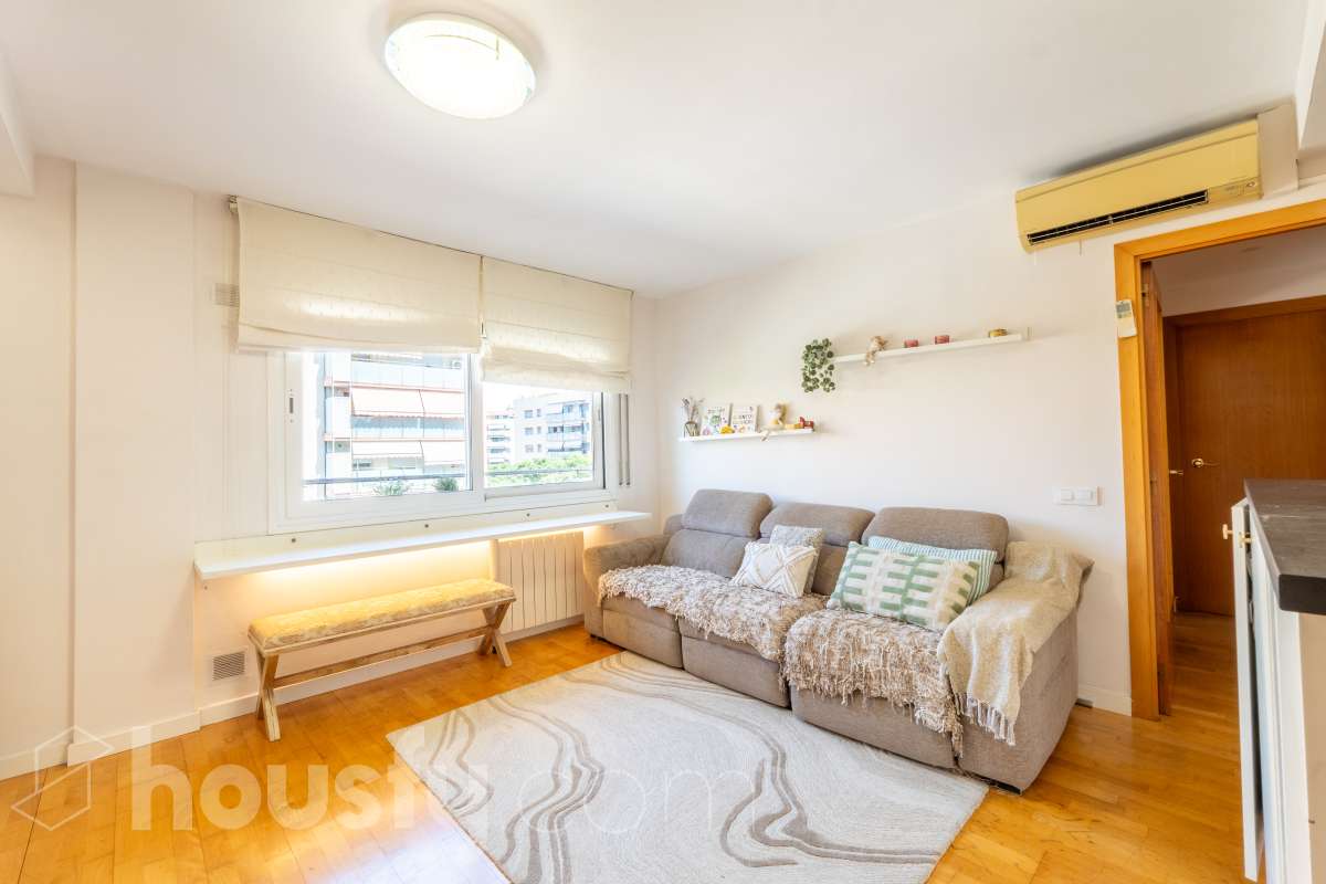 Housfy presenta este luminoso y acogedor piso ubicado en pleno corazón de Sant Joan Despí, el cuál consta de 55 m² útiles (verificados con la Dirección General de Catastro) en una finca del año 2002 con ascensor. Una vivienda optimizada al máximo, lista para entrar a vivir y concebida para ofrecer un estilo de vida práctico, cómodo y rodeado de tranquilidad. Su principal atractivo es su magnífica orientación y luminosidad: la propiedad recibe sol directo desde el mediodía hasta el atardecer. Tanto el salón-comedor como sus dos dormitorios son completamente exteriores y disfrutan de agradables vistas despejadas a la montaña, creando una atmósfera cálida y con una fantástica sensación de amplitud. La cocina independiente está totalmente equipada y aprovecha muy bien el espacio. La zona de descanso se compone de dos habitaciones (una doble y una individual), acompañadas por un baño completo. Además, para garantizar el máximo confort todo el año, la vivienda cuenta con suelos de parquet que aportan calidez, calefacción por radiadores de gas natural y sistema de aire acondicionado por bomba de calor. El piso incluye como gran valor añadido una plaza de garaje y un trastero en la misma finca, ambos con acceso directo a través del ascensor. Como broche de oro, la comunidad dispone de un espectacular recinto privado con jardín y piscina comunitaria, el lugar perfecto para desconectar a un paso de Barcelona. Ubicado en una de las mejores zonas de Sant Joan Despí, con todo tipo de comercios, servicios y excelente conexión en transporte público. ¡No dejes escapar esta oportunidad única de diseñar tu hogar a medida! Aviso legal El precio de venta no incluye gastos de la compraventa como notaría, registro e impuestos. Esta publicación no es vinculante. Consulta siempre la nota simple con Housfy antes de formalizar la compraventa. Sobre nosotros Housfy es la plataforma integral de servicios inmobiliarios. Nuestra combinación de expertos y tecnología pone al alcance de todo el mundo servicios cómodos, claros y seguros. AICAT número: 7922. Nos encargamos de la gestión y asesoramiento de la compra. ¡Olvídate de todo! Hacemos los trámites por ti. Y, si además necesitas financiación, ponemos a tu disposición un bróker hipotecario para ayudarte a conseguir las mejores condiciones para tu perfil económico. ¿Quieres visitarla? Contacta con Housfy y agenda tu visita sin compromiso. Más información en: housfy.com En cumplimiento de la Ley 8/2026 en Cataluña, el certificado de presencia o ausencia de amianto se encuentra en proceso de tramitación.-2