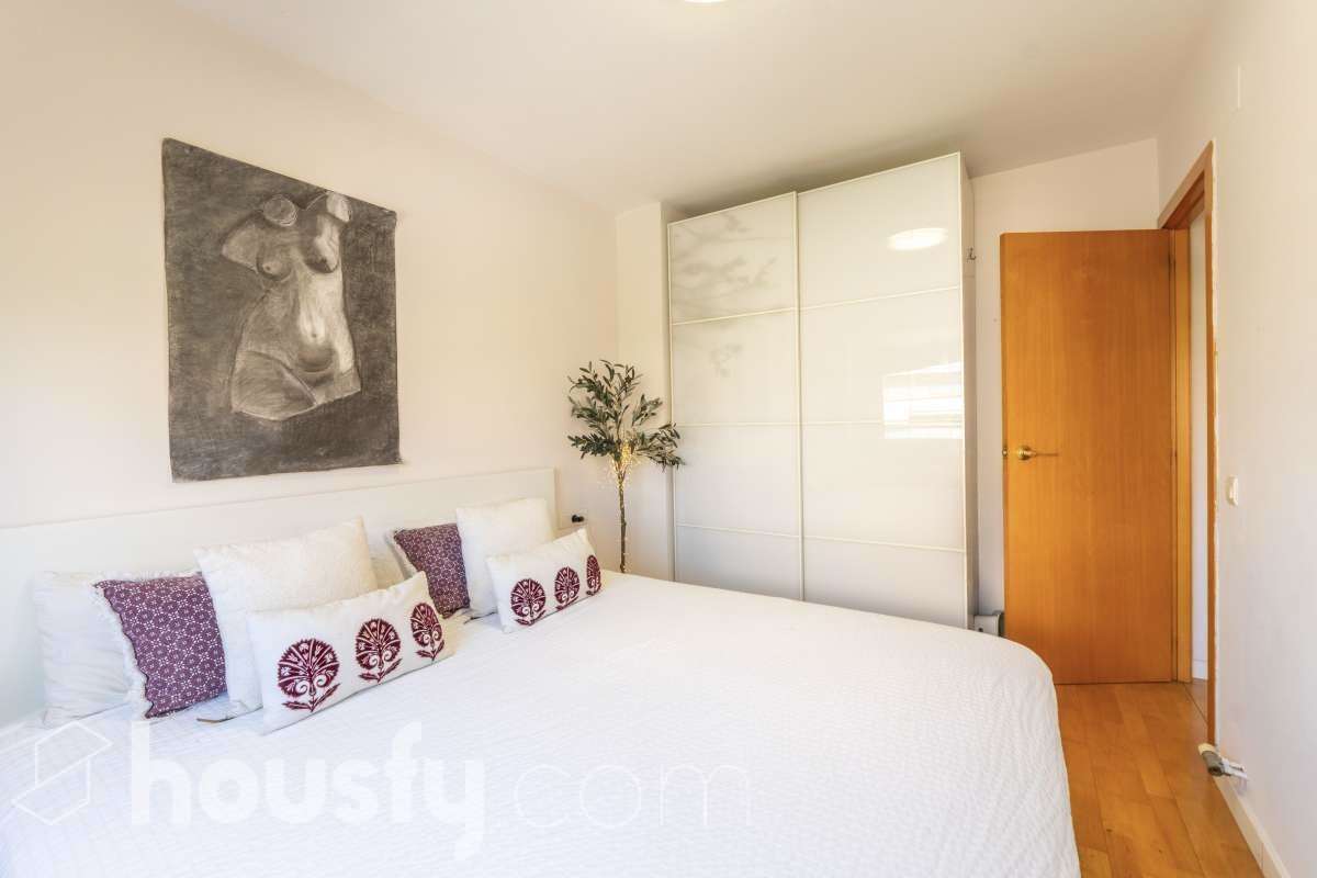 Housfy presenta este luminoso y acogedor piso ubicado en pleno corazón de Sant Joan Despí, el cuál consta de 55 m² útiles (verificados con la Dirección General de Catastro) en una finca del año 2002 con ascensor. Una vivienda optimizada al máximo, lista para entrar a vivir y concebida para ofrecer un estilo de vida práctico, cómodo y rodeado de tranquilidad. Su principal atractivo es su magnífica orientación y luminosidad: la propiedad recibe sol directo desde el mediodía hasta el atardecer. Tanto el salón-comedor como sus dos dormitorios son completamente exteriores y disfrutan de agradables vistas despejadas a la montaña, creando una atmósfera cálida y con una fantástica sensación de amplitud. La cocina independiente está totalmente equipada y aprovecha muy bien el espacio. La zona de descanso se compone de dos habitaciones (una doble y una individual), acompañadas por un baño completo. Además, para garantizar el máximo confort todo el año, la vivienda cuenta con suelos de parquet que aportan calidez, calefacción por radiadores de gas natural y sistema de aire acondicionado por bomba de calor. El piso incluye como gran valor añadido una plaza de garaje y un trastero en la misma finca, ambos con acceso directo a través del ascensor. Como broche de oro, la comunidad dispone de un espectacular recinto privado con jardín y piscina comunitaria, el lugar perfecto para desconectar a un paso de Barcelona. Ubicado en una de las mejores zonas de Sant Joan Despí, con todo tipo de comercios, servicios y excelente conexión en transporte público. ¡No dejes escapar esta oportunidad única de diseñar tu hogar a medida! Aviso legal El precio de venta no incluye gastos de la compraventa como notaría, registro e impuestos. Esta publicación no es vinculante. Consulta siempre la nota simple con Housfy antes de formalizar la compraventa. Sobre nosotros Housfy es la plataforma integral de servicios inmobiliarios. Nuestra combinación de expertos y tecnología pone al alcance de todo el mundo servicios cómodos, claros y seguros. AICAT número: 7922. Nos encargamos de la gestión y asesoramiento de la compra. ¡Olvídate de todo! Hacemos los trámites por ti. Y, si además necesitas financiación, ponemos a tu disposición un bróker hipotecario para ayudarte a conseguir las mejores condiciones para tu perfil económico. ¿Quieres visitarla? Contacta con Housfy y agenda tu visita sin compromiso. Más información en: housfy.com En cumplimiento de la Ley 8/2026 en Cataluña, el certificado de presencia o ausencia de amianto se encuentra en proceso de tramitación.-14