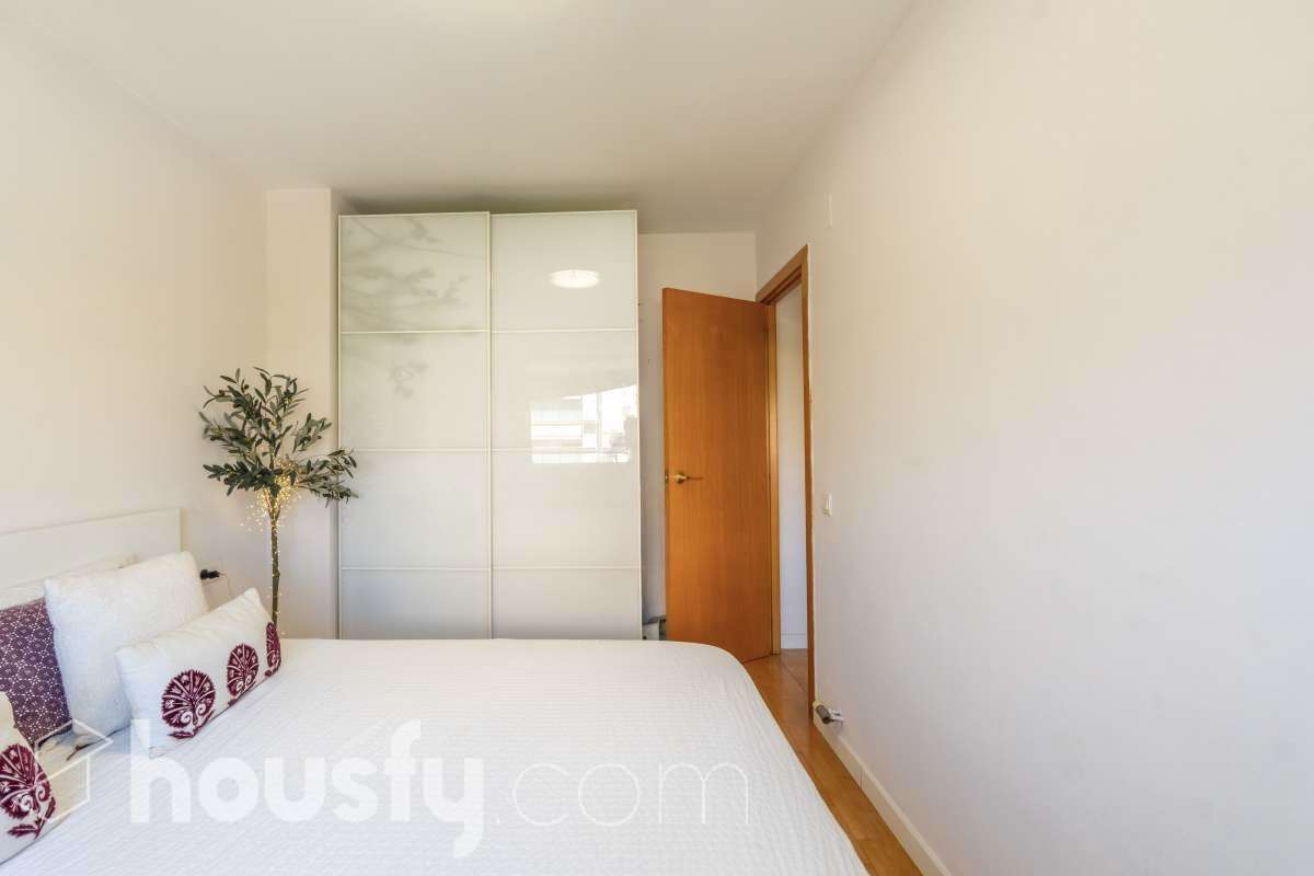 Housfy presenta este luminoso y acogedor piso ubicado en pleno corazón de Sant Joan Despí, el cuál consta de 55 m² útiles (verificados con la Dirección General de Catastro) en una finca del año 2002 con ascensor. Una vivienda optimizada al máximo, lista para entrar a vivir y concebida para ofrecer un estilo de vida práctico, cómodo y rodeado de tranquilidad. Su principal atractivo es su magnífica orientación y luminosidad: la propiedad recibe sol directo desde el mediodía hasta el atardecer. Tanto el salón-comedor como sus dos dormitorios son completamente exteriores y disfrutan de agradables vistas despejadas a la montaña, creando una atmósfera cálida y con una fantástica sensación de amplitud. La cocina independiente está totalmente equipada y aprovecha muy bien el espacio. La zona de descanso se compone de dos habitaciones (una doble y una individual), acompañadas por un baño completo. Además, para garantizar el máximo confort todo el año, la vivienda cuenta con suelos de parquet que aportan calidez, calefacción por radiadores de gas natural y sistema de aire acondicionado por bomba de calor. El piso incluye como gran valor añadido una plaza de garaje y un trastero en la misma finca, ambos con acceso directo a través del ascensor. Como broche de oro, la comunidad dispone de un espectacular recinto privado con jardín y piscina comunitaria, el lugar perfecto para desconectar a un paso de Barcelona. Ubicado en una de las mejores zonas de Sant Joan Despí, con todo tipo de comercios, servicios y excelente conexión en transporte público. ¡No dejes escapar esta oportunidad única de diseñar tu hogar a medida! Aviso legal El precio de venta no incluye gastos de la compraventa como notaría, registro e impuestos. Esta publicación no es vinculante. Consulta siempre la nota simple con Housfy antes de formalizar la compraventa. Sobre nosotros Housfy es la plataforma integral de servicios inmobiliarios. Nuestra combinación de expertos y tecnología pone al alcance de todo el mundo servicios cómodos, claros y seguros. AICAT número: 7922. Nos encargamos de la gestión y asesoramiento de la compra. ¡Olvídate de todo! Hacemos los trámites por ti. Y, si además necesitas financiación, ponemos a tu disposición un bróker hipotecario para ayudarte a conseguir las mejores condiciones para tu perfil económico. ¿Quieres visitarla? Contacta con Housfy y agenda tu visita sin compromiso. Más información en: housfy.com En cumplimiento de la Ley 8/2026 en Cataluña, el certificado de presencia o ausencia de amianto se encuentra en proceso de tramitación.-15