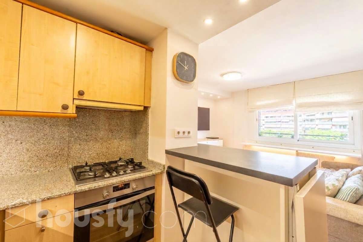 Housfy presenta este luminoso y acogedor piso ubicado en pleno corazón de Sant Joan Despí, el cuál consta de 55 m² útiles (verificados con la Dirección General de Catastro) en una finca del año 2002 con ascensor. Una vivienda optimizada al máximo, lista para entrar a vivir y concebida para ofrecer un estilo de vida práctico, cómodo y rodeado de tranquilidad. Su principal atractivo es su magnífica orientación y luminosidad: la propiedad recibe sol directo desde el mediodía hasta el atardecer. Tanto el salón-comedor como sus dos dormitorios son completamente exteriores y disfrutan de agradables vistas despejadas a la montaña, creando una atmósfera cálida y con una fantástica sensación de amplitud. La cocina independiente está totalmente equipada y aprovecha muy bien el espacio. La zona de descanso se compone de dos habitaciones (una doble y una individual), acompañadas por un baño completo. Además, para garantizar el máximo confort todo el año, la vivienda cuenta con suelos de parquet que aportan calidez, calefacción por radiadores de gas natural y sistema de aire acondicionado por bomba de calor. El piso incluye como gran valor añadido una plaza de garaje y un trastero en la misma finca, ambos con acceso directo a través del ascensor. Como broche de oro, la comunidad dispone de un espectacular recinto privado con jardín y piscina comunitaria, el lugar perfecto para desconectar a un paso de Barcelona. Ubicado en una de las mejores zonas de Sant Joan Despí, con todo tipo de comercios, servicios y excelente conexión en transporte público. ¡No dejes escapar esta oportunidad única de diseñar tu hogar a medida! Aviso legal El precio de venta no incluye gastos de la compraventa como notaría, registro e impuestos. Esta publicación no es vinculante. Consulta siempre la nota simple con Housfy antes de formalizar la compraventa. Sobre nosotros Housfy es la plataforma integral de servicios inmobiliarios. Nuestra combinación de expertos y tecnología pone al alcance de todo el mundo servicios cómodos, claros y seguros. AICAT número: 7922. Nos encargamos de la gestión y asesoramiento de la compra. ¡Olvídate de todo! Hacemos los trámites por ti. Y, si además necesitas financiación, ponemos a tu disposición un bróker hipotecario para ayudarte a conseguir las mejores condiciones para tu perfil económico. ¿Quieres visitarla? Contacta con Housfy y agenda tu visita sin compromiso. Más información en: housfy.com En cumplimiento de la Ley 8/2026 en Cataluña, el certificado de presencia o ausencia de amianto se encuentra en proceso de tramitación.-10