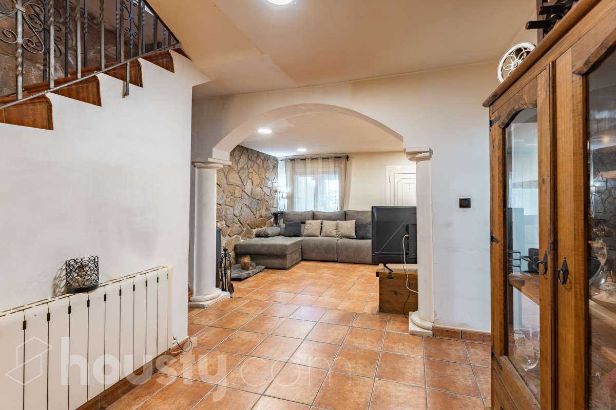 Housfy vende 🏡 fabulosa casa ubicada en Piera, si buscas aire puro, tranquilidad y esas vistas privilegiadas sin duda esta vivienda es la que estabas buscando. Dispone de 159m2 útiles verificados con la Dirección General de Catastro. Construida en el año: 1978. Distribución de estancias -Salón-comedor -3 Dormitorios -Buhardilla -2 Baños -Cocina equipada Características específicas -Vistas extraordinarias -Cédula de habitabilidad -Terraza -Jardín privado -Plaza de garaje Zona y entorno Respecto a la ubicación, se sitúa en Piera, municipio de Barcelona. Esta propiedad se encuentra cerca de transporte público, colegios, supermercados y farmacias. Aviso legal El precio de venta no incluye gastos de la compraventa como notaría, registro, impuestos, ni tampoco honorarios agencia. Esta publicación no es vinculante. Consulta siempre la nota simple con Housfy antes de formalizar la compraventa. Sobre nosotros Housfy es la plataforma integral de servicios inmobiliarios. Nuestra combinación de expertos y tecnología pone al alcance de todo el mundo servicios cómodos, claros y seguros. AICAT número: 7922. Nos encargamos de la gestión y asesoramiento de la compra. ¡Olvídate de todo! Hacemos los trámites por ti. Y, si además necesitas financiación, ponemos a tu disposición un bróker hipotecario para ayudarte a conseguir las mejores condiciones para tu perfil económico. ¿Quieres visitarla? Contacta con Housfy y agenda tu visita sin compromiso. Más información en: housfy.com-6
