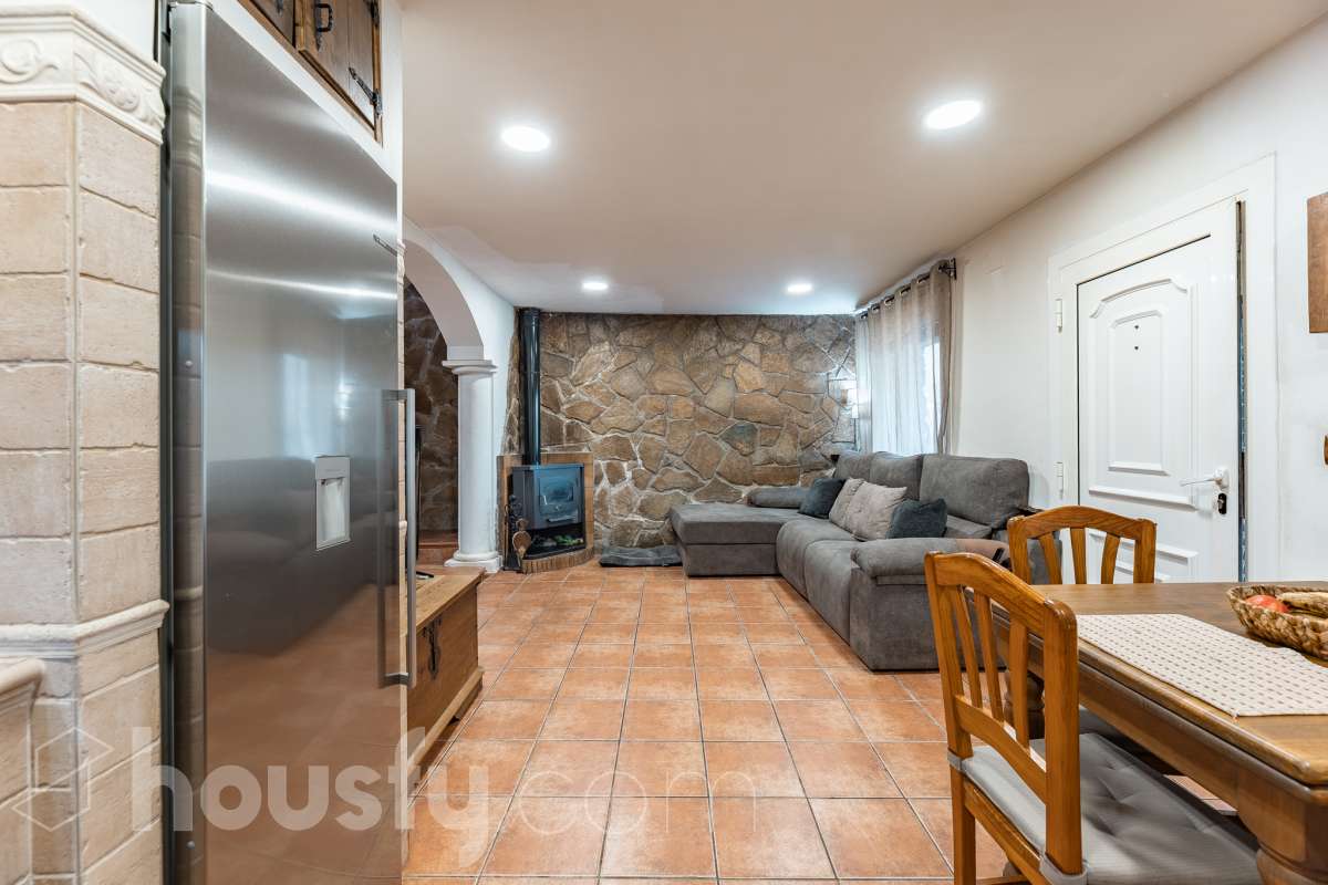 Housfy vende 🏡 fabulosa casa ubicada en Piera, si buscas aire puro, tranquilidad y esas vistas privilegiadas sin duda esta vivienda es la que estabas buscando. Dispone de 159m2 útiles verificados con la Dirección General de Catastro. Construida en el año: 1978. Distribución de estancias -Salón-comedor -3 Dormitorios -Buhardilla -2 Baños -Cocina equipada Características específicas -Vistas extraordinarias -Cédula de habitabilidad -Terraza -Jardín privado -Plaza de garaje Zona y entorno Respecto a la ubicación, se sitúa en Piera, municipio de Barcelona. Esta propiedad se encuentra cerca de transporte público, colegios, supermercados y farmacias. Aviso legal El precio de venta no incluye gastos de la compraventa como notaría, registro, impuestos, ni tampoco honorarios agencia. Esta publicación no es vinculante. Consulta siempre la nota simple con Housfy antes de formalizar la compraventa. Sobre nosotros Housfy es la plataforma integral de servicios inmobiliarios. Nuestra combinación de expertos y tecnología pone al alcance de todo el mundo servicios cómodos, claros y seguros. AICAT número: 7922. Nos encargamos de la gestión y asesoramiento de la compra. ¡Olvídate de todo! Hacemos los trámites por ti. Y, si además necesitas financiación, ponemos a tu disposición un bróker hipotecario para ayudarte a conseguir las mejores condiciones para tu perfil económico. ¿Quieres visitarla? Contacta con Housfy y agenda tu visita sin compromiso. Más información en: housfy.com-29