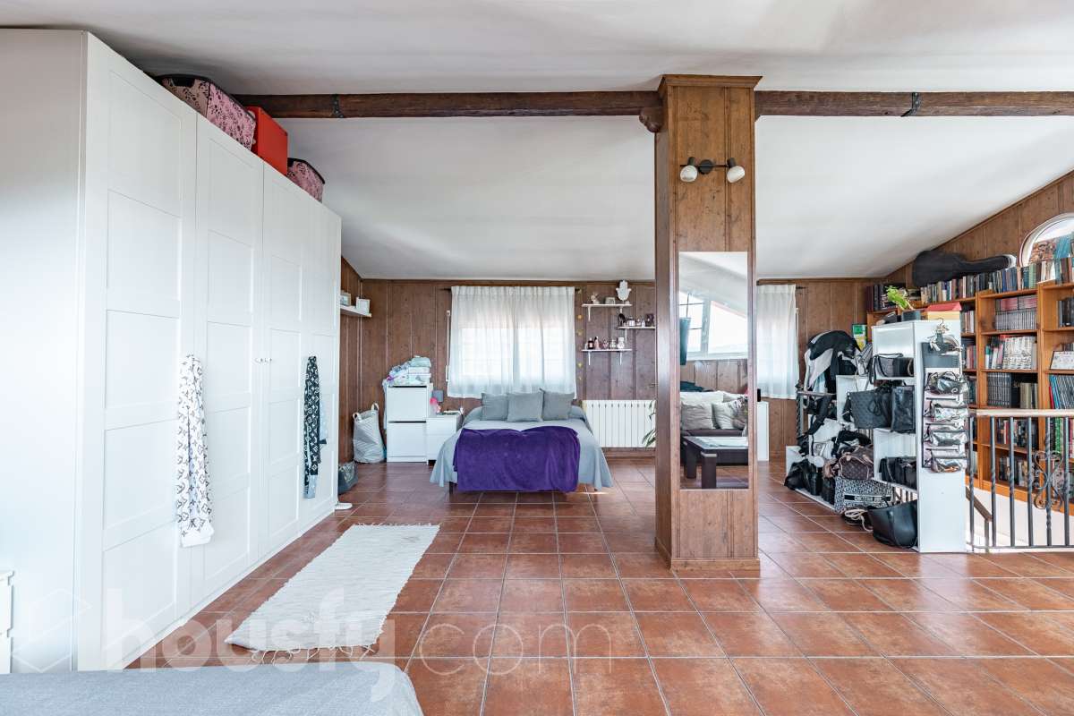 Housfy vende 🏡 fabulosa casa ubicada en Piera, si buscas aire puro, tranquilidad y esas vistas privilegiadas sin duda esta vivienda es la que estabas buscando. Dispone de 159m2 útiles verificados con la Dirección General de Catastro. Construida en el año: 1978. Distribución de estancias -Salón-comedor -3 Dormitorios -Buhardilla -2 Baños -Cocina equipada Características específicas -Vistas extraordinarias -Cédula de habitabilidad -Terraza -Jardín privado -Plaza de garaje Zona y entorno Respecto a la ubicación, se sitúa en Piera, municipio de Barcelona. Esta propiedad se encuentra cerca de transporte público, colegios, supermercados y farmacias. Aviso legal El precio de venta no incluye gastos de la compraventa como notaría, registro, impuestos, ni tampoco honorarios agencia. Esta publicación no es vinculante. Consulta siempre la nota simple con Housfy antes de formalizar la compraventa. Sobre nosotros Housfy es la plataforma integral de servicios inmobiliarios. Nuestra combinación de expertos y tecnología pone al alcance de todo el mundo servicios cómodos, claros y seguros. AICAT número: 7922. Nos encargamos de la gestión y asesoramiento de la compra. ¡Olvídate de todo! Hacemos los trámites por ti. Y, si además necesitas financiación, ponemos a tu disposición un bróker hipotecario para ayudarte a conseguir las mejores condiciones para tu perfil económico. ¿Quieres visitarla? Contacta con Housfy y agenda tu visita sin compromiso. Más información en: housfy.com-22