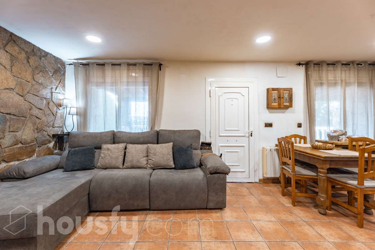 Housfy vende 🏡 fabulosa casa ubicada en Piera, si buscas aire puro, tranquilidad y esas vistas privilegiadas sin duda esta vivienda es la que estabas buscando. Dispone de 159m2 útiles verificados con la Dirección General de Catastro. Construida en el año: 1978. Distribución de estancias -Salón-comedor -3 Dormitorios -Buhardilla -2 Baños -Cocina equipada Características específicas -Vistas extraordinarias -Cédula de habitabilidad -Terraza -Jardín privado -Plaza de garaje Zona y entorno Respecto a la ubicación, se sitúa en Piera, municipio de Barcelona. Esta propiedad se encuentra cerca de transporte público, colegios, supermercados y farmacias. Aviso legal El precio de venta no incluye gastos de la compraventa como notaría, registro, impuestos, ni tampoco honorarios agencia. Esta publicación no es vinculante. Consulta siempre la nota simple con Housfy antes de formalizar la compraventa. Sobre nosotros Housfy es la plataforma integral de servicios inmobiliarios. Nuestra combinación de expertos y tecnología pone al alcance de todo el mundo servicios cómodos, claros y seguros. AICAT número: 7922. Nos encargamos de la gestión y asesoramiento de la compra. ¡Olvídate de todo! Hacemos los trámites por ti. Y, si además necesitas financiación, ponemos a tu disposición un bróker hipotecario para ayudarte a conseguir las mejores condiciones para tu perfil económico. ¿Quieres visitarla? Contacta con Housfy y agenda tu visita sin compromiso. Más información en: housfy.com-9