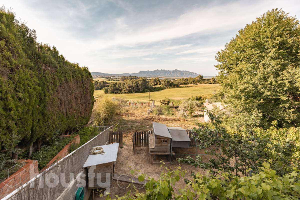 Housfy vende 🏡 fabulosa casa ubicada en Piera, si buscas aire puro, tranquilidad y esas vistas privilegiadas sin duda esta vivienda es la que estabas buscando. Dispone de 159m2 útiles verificados con la Dirección General de Catastro. Construida en el año: 1978. Distribución de estancias -Salón-comedor -3 Dormitorios -Buhardilla -2 Baños -Cocina equipada Características específicas -Vistas extraordinarias -Cédula de habitabilidad -Terraza -Jardín privado -Plaza de garaje Zona y entorno Respecto a la ubicación, se sitúa en Piera, municipio de Barcelona. Esta propiedad se encuentra cerca de transporte público, colegios, supermercados y farmacias. Aviso legal El precio de venta no incluye gastos de la compraventa como notaría, registro, impuestos, ni tampoco honorarios agencia. Esta publicación no es vinculante. Consulta siempre la nota simple con Housfy antes de formalizar la compraventa. Sobre nosotros Housfy es la plataforma integral de servicios inmobiliarios. Nuestra combinación de expertos y tecnología pone al alcance de todo el mundo servicios cómodos, claros y seguros. AICAT número: 7922. Nos encargamos de la gestión y asesoramiento de la compra. ¡Olvídate de todo! Hacemos los trámites por ti. Y, si además necesitas financiación, ponemos a tu disposición un bróker hipotecario para ayudarte a conseguir las mejores condiciones para tu perfil económico. ¿Quieres visitarla? Contacta con Housfy y agenda tu visita sin compromiso. Más información en: housfy.com-43