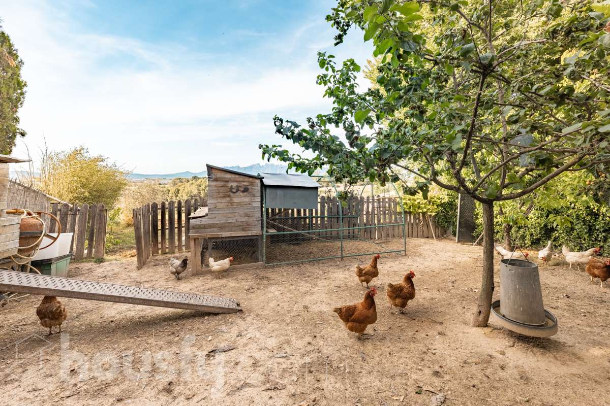 Housfy vende 🏡 fabulosa casa ubicada en Piera, si buscas aire puro, tranquilidad y esas vistas privilegiadas sin duda esta vivienda es la que estabas buscando. Dispone de 159m2 útiles verificados con la Dirección General de Catastro. Construida en el año: 1978. Distribución de estancias -Salón-comedor -3 Dormitorios -Buhardilla -2 Baños -Cocina equipada Características específicas -Vistas extraordinarias -Cédula de habitabilidad -Terraza -Jardín privado -Plaza de garaje Zona y entorno Respecto a la ubicación, se sitúa en Piera, municipio de Barcelona. Esta propiedad se encuentra cerca de transporte público, colegios, supermercados y farmacias. Aviso legal El precio de venta no incluye gastos de la compraventa como notaría, registro, impuestos, ni tampoco honorarios agencia. Esta publicación no es vinculante. Consulta siempre la nota simple con Housfy antes de formalizar la compraventa. Sobre nosotros Housfy es la plataforma integral de servicios inmobiliarios. Nuestra combinación de expertos y tecnología pone al alcance de todo el mundo servicios cómodos, claros y seguros. AICAT número: 7922. Nos encargamos de la gestión y asesoramiento de la compra. ¡Olvídate de todo! Hacemos los trámites por ti. Y, si además necesitas financiación, ponemos a tu disposición un bróker hipotecario para ayudarte a conseguir las mejores condiciones para tu perfil económico. ¿Quieres visitarla? Contacta con Housfy y agenda tu visita sin compromiso. Más información en: housfy.com-39